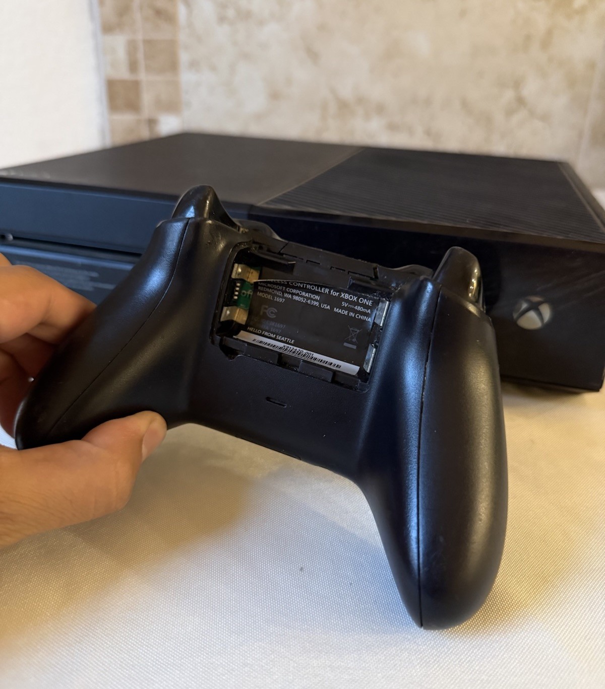 *READ DESCRIPTION* Microsoft Xbox One 1540 500GB Console -WORKS BUT BROKEN SHELL