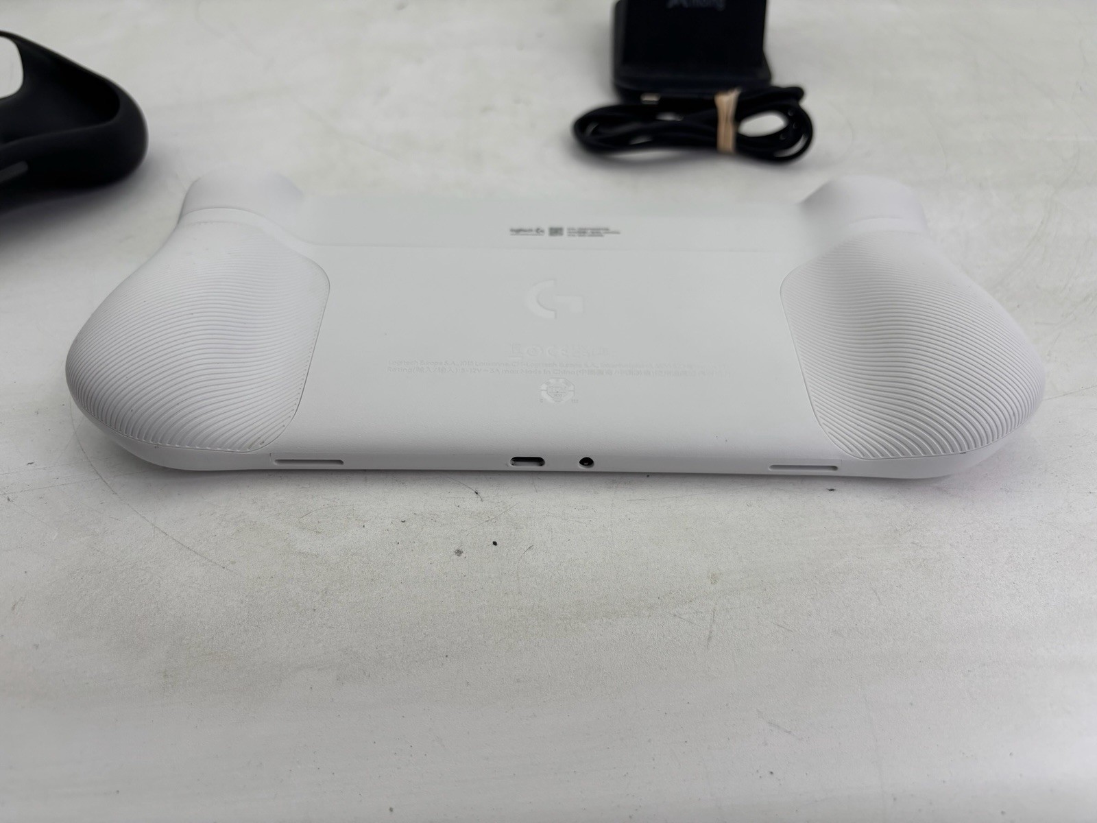 Logitech G CLOUD Handheld Portable Gaming Console 1080P 7″ Touchscreen White