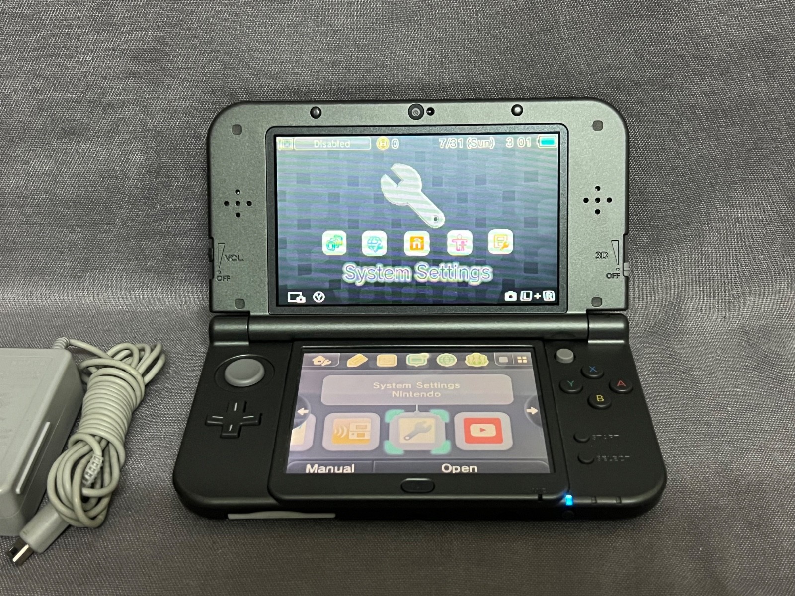 New Nintendo 3DS XL Gray Black Console With Charger and cartridge US Version
