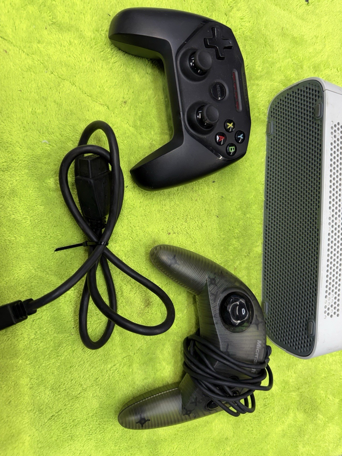 Xbox 360 Console White Worked the Last Time Unknown Condition Pics 2 Controllers