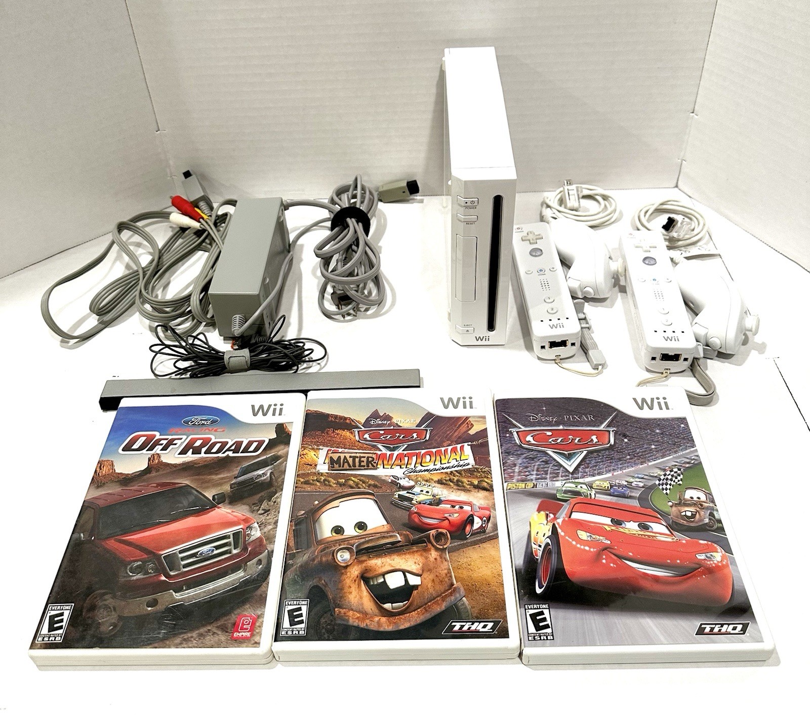 Nintendo Wii RVL-001 Console Bundle GameCube Compatible 2 Remotes 3 Games Tested