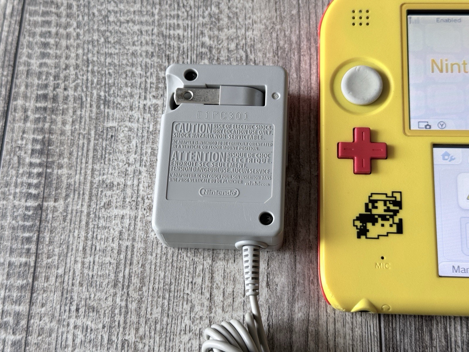 Nintendo 2DS Super Mario Maker Edition 2Gb sd Yellow/Red Wi-Fi Charger And Game