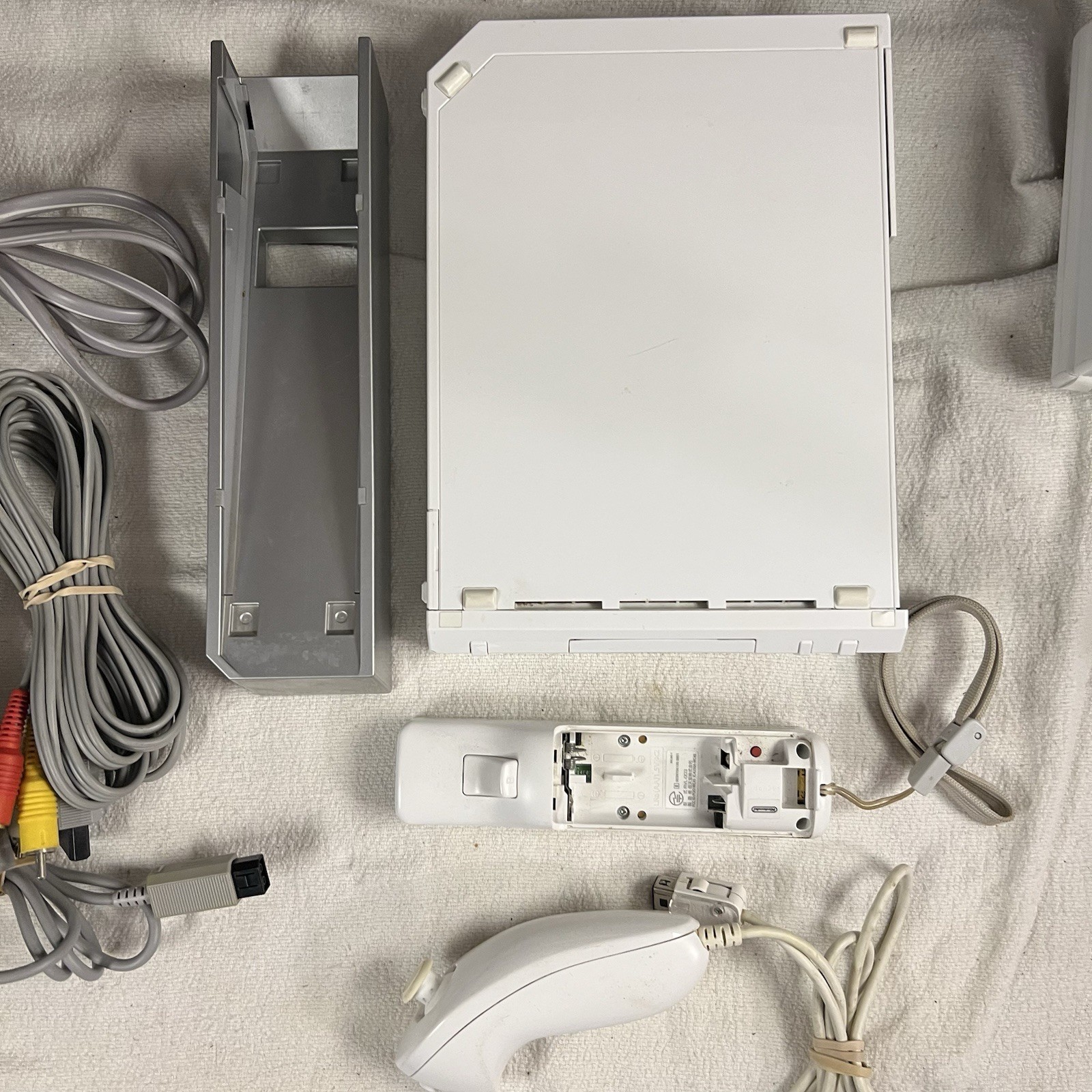 Nintendo Wii RVL-001 512 MB Home Console Bundle 4 Games + Bonus Game