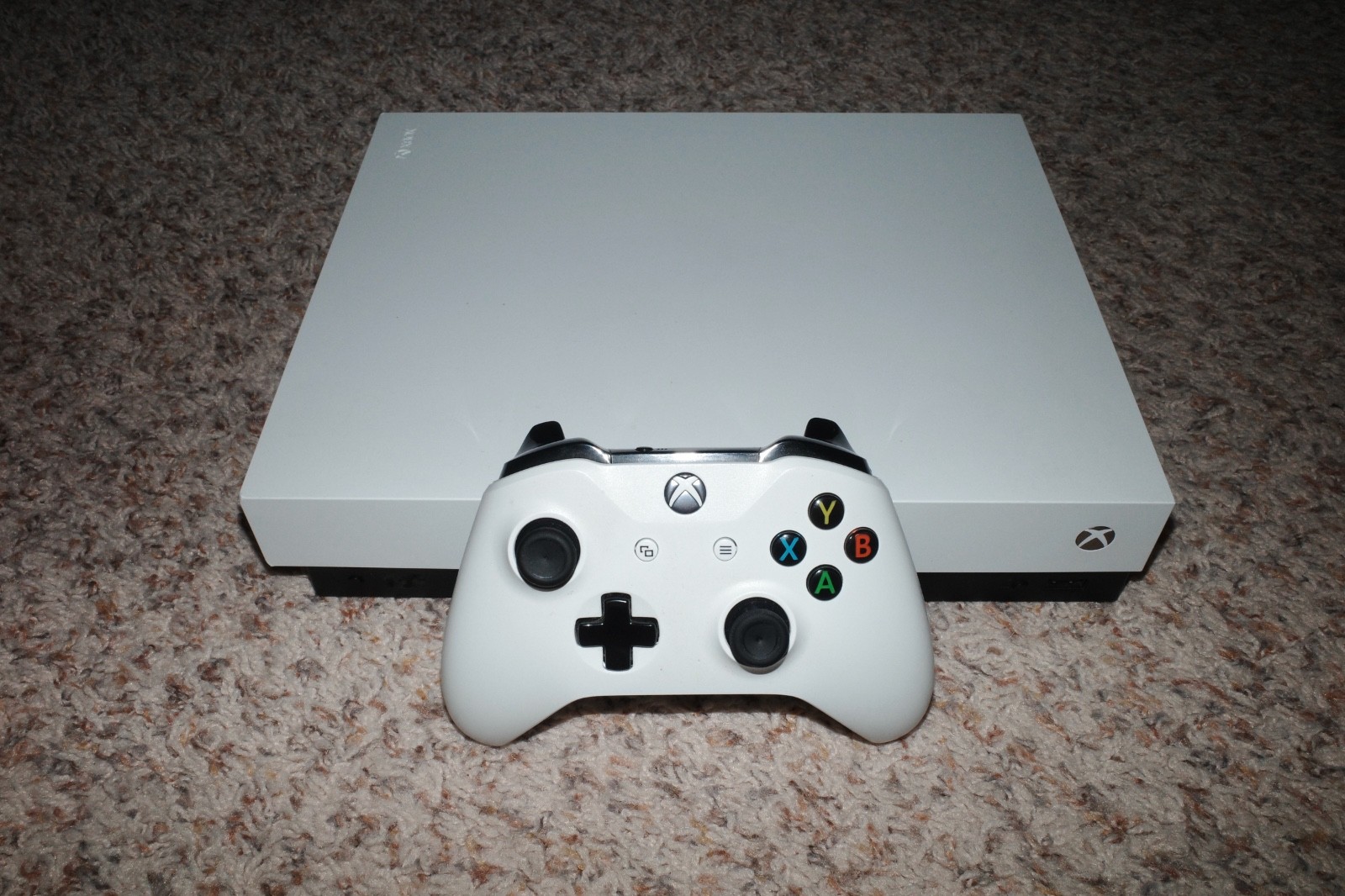 XBOX ONE X – 1TB – Robot White Special Edition with Controller and Cables