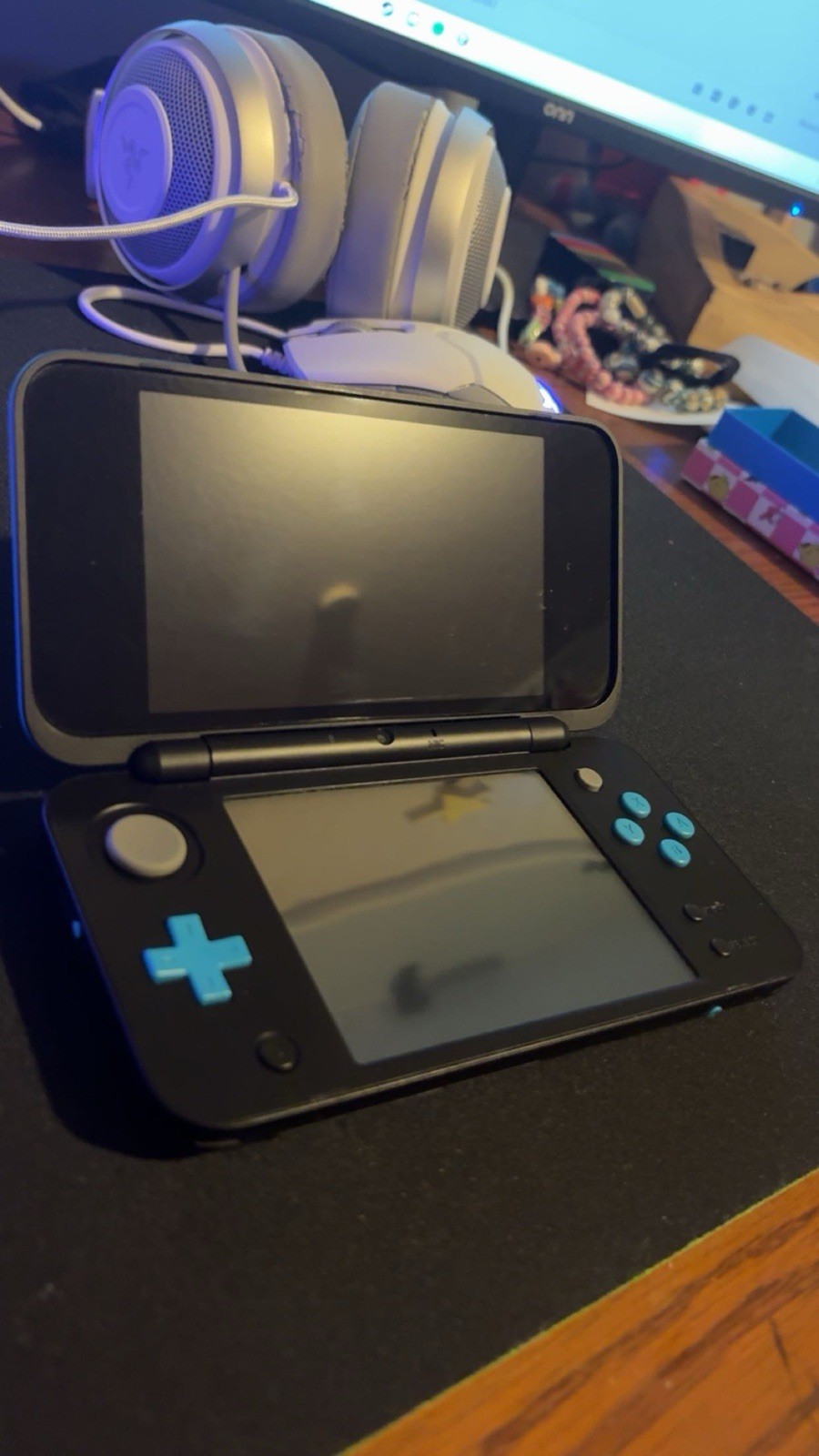 New Nintendo 2DS XL Lightly Used Blue and Black