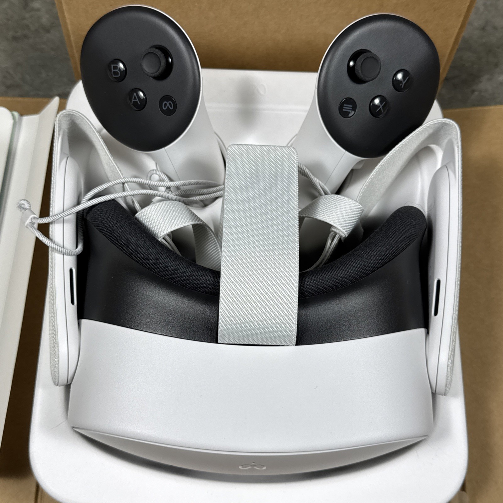 Meta Quest 3S 128GB White VR Headset & Controllers Complete Open Box & Cary Case