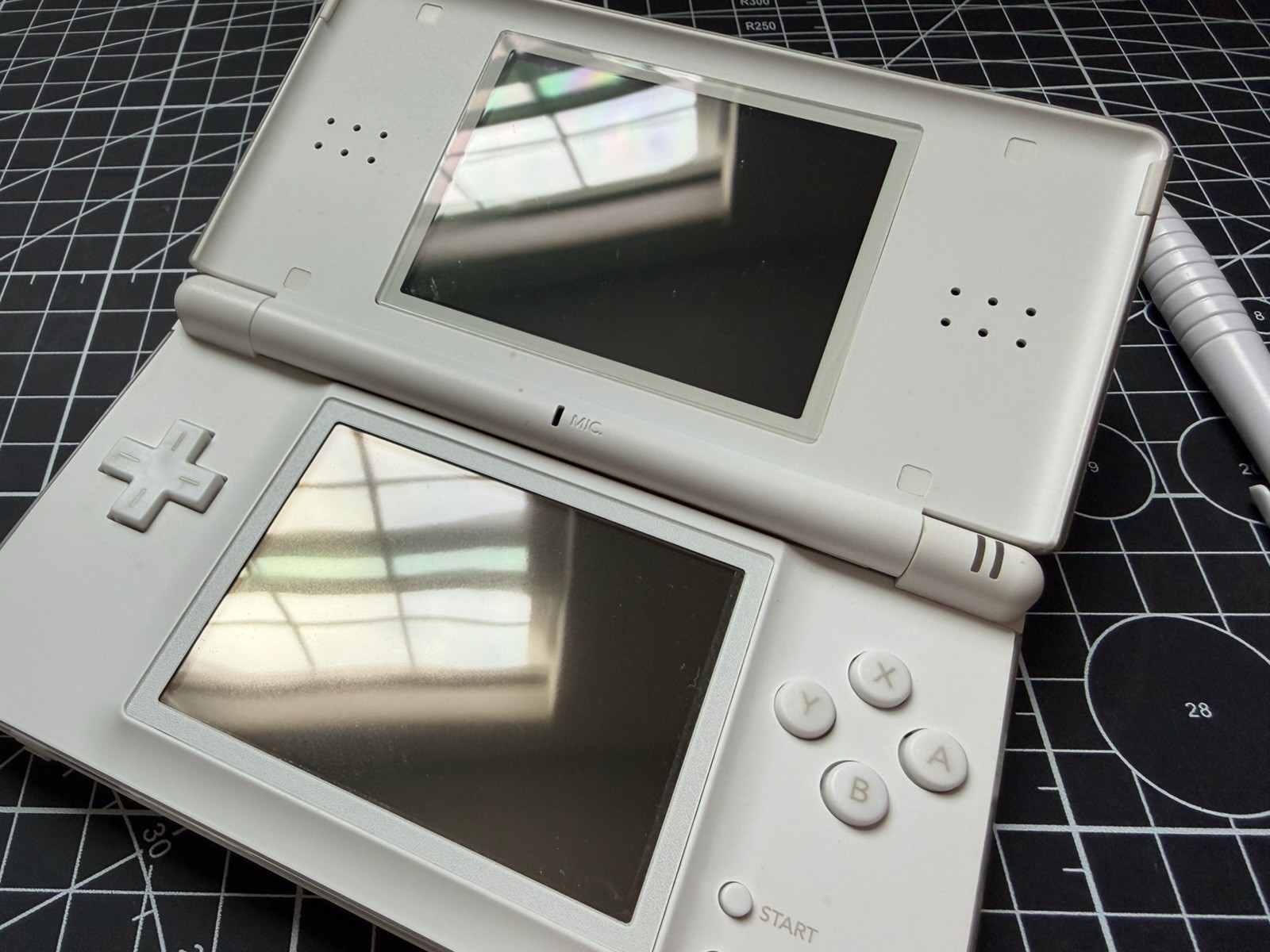 Nintendo DS Lite Used OEM White W/ R4 & 2GB SD – 100% Tested Region Free