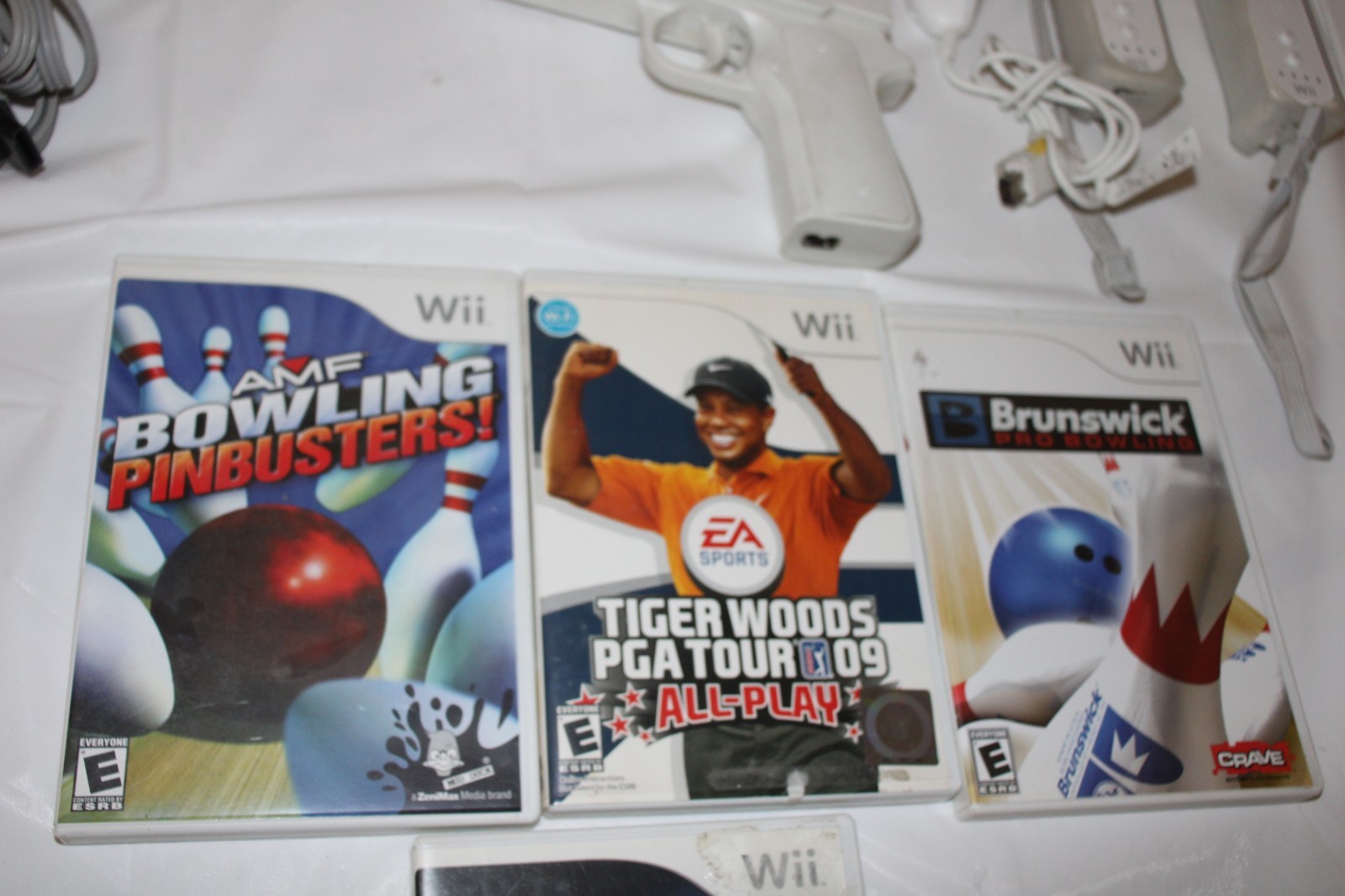 Wii Nintendo Console Bundle with 3 remotes, Gun and 4 Wii Games COMPLETED YSTEM