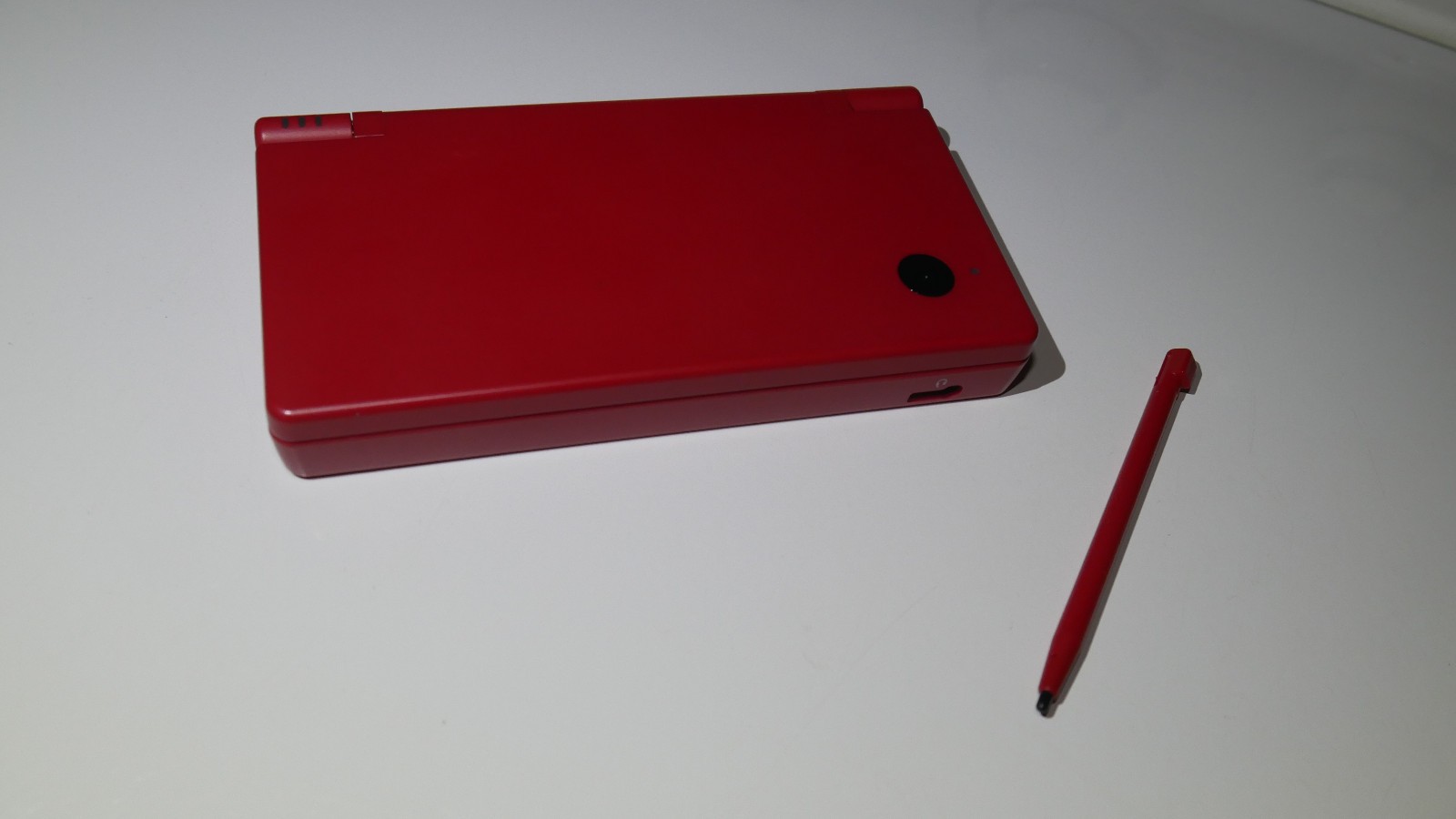 Nintendo DSi Console With Official Charger & Stylus (Very Good Condition / Red)
