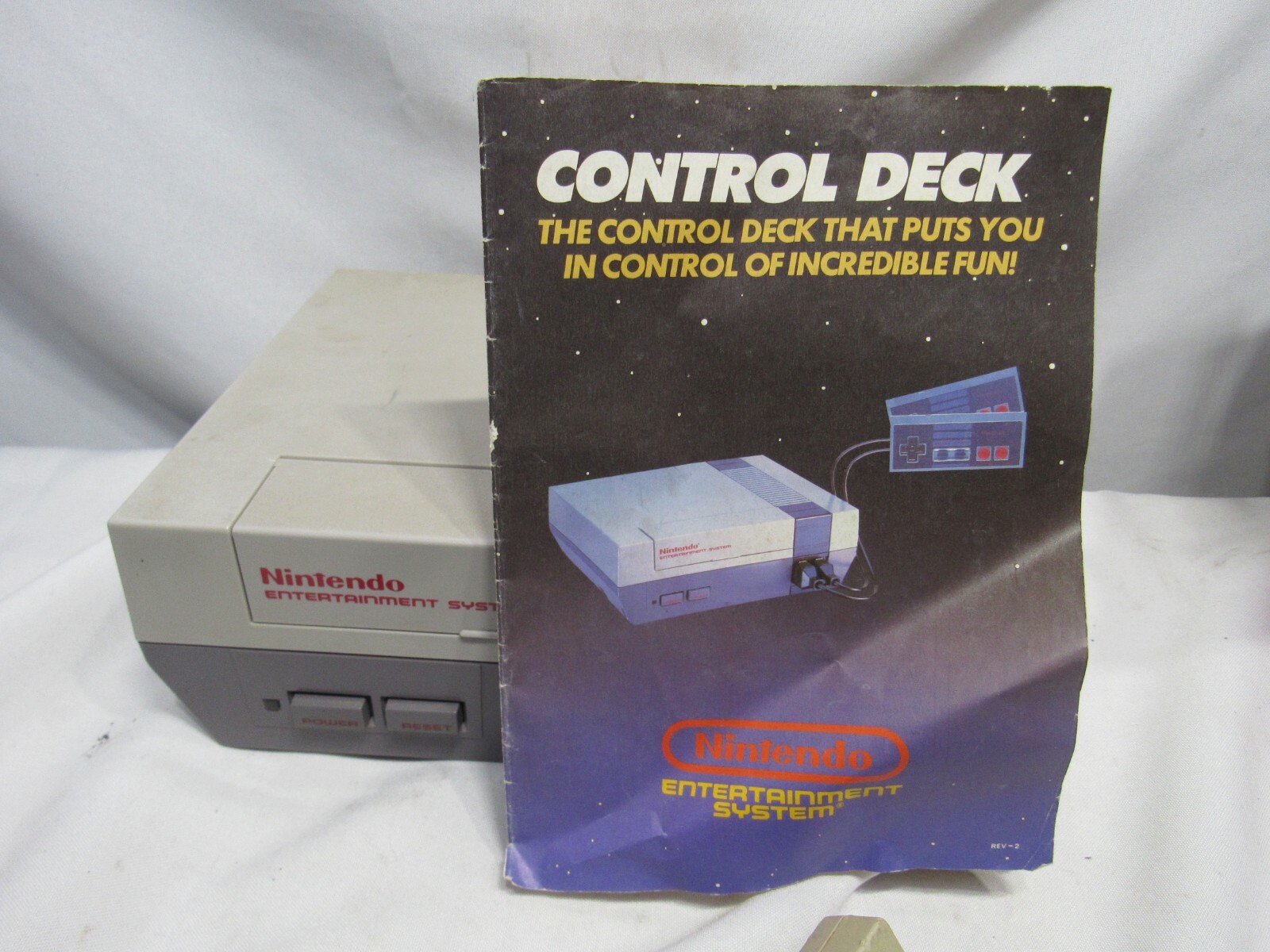 Nintendo NES Action Set Home Console – White/Gray 2 CONTROLLERS, GUN, 4 GAMES