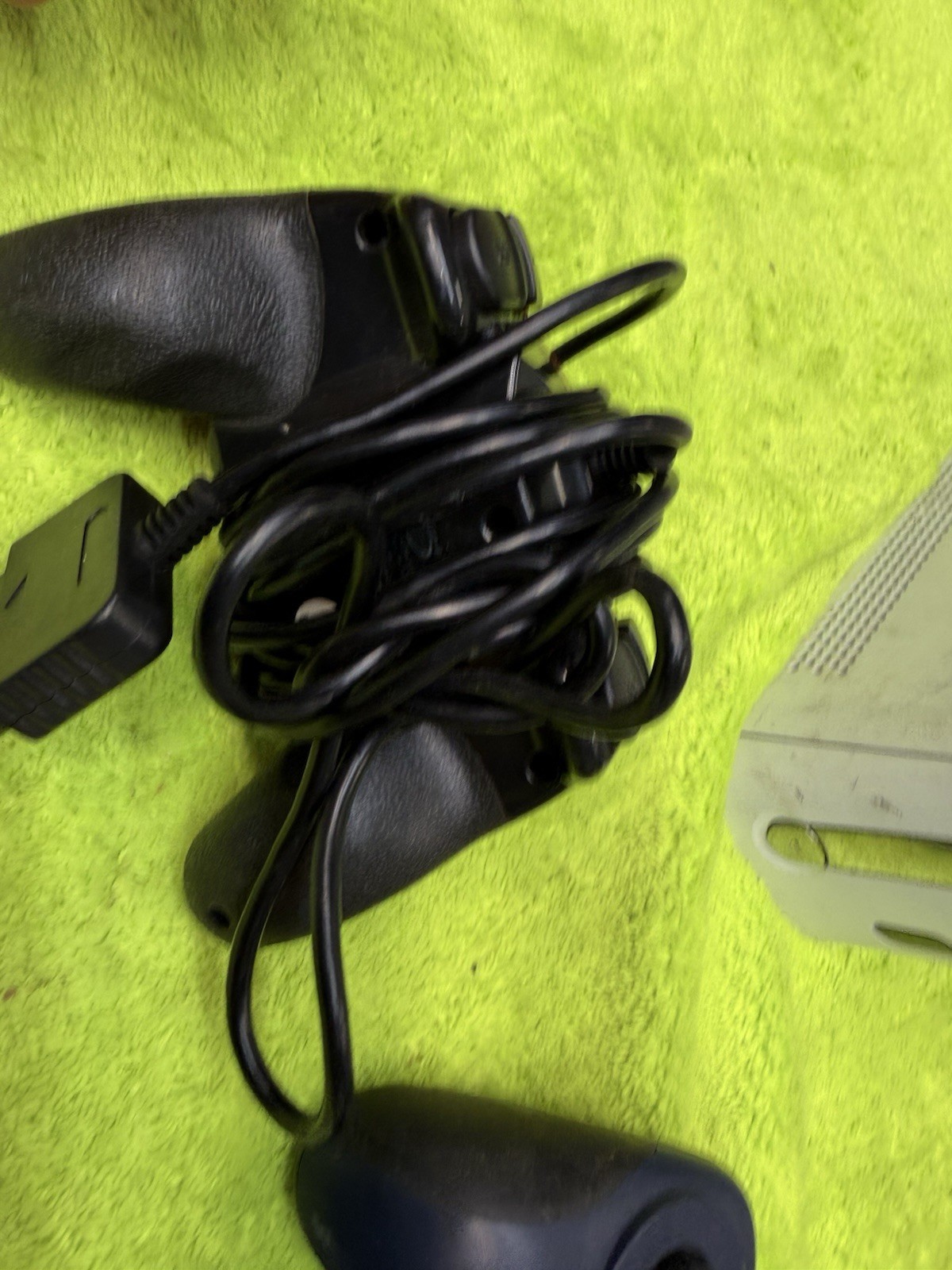 Xbox 360 Console White Unknown if still works See DESCRIPTION Pics 2 Controllers