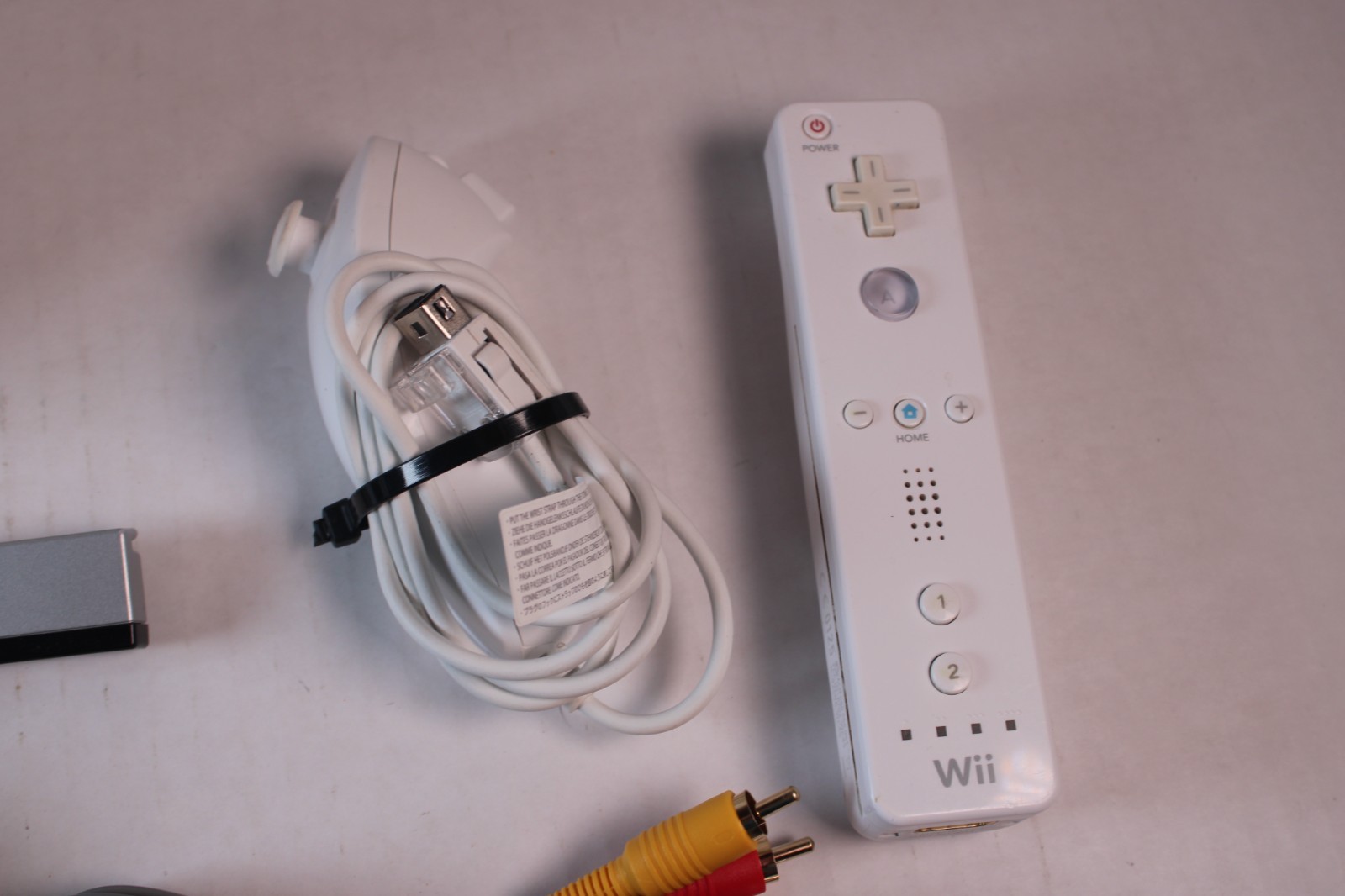 Nintendo Wii White Console RVL-001 W/ 1 OEM controller/chuk, Wheel, 2 games