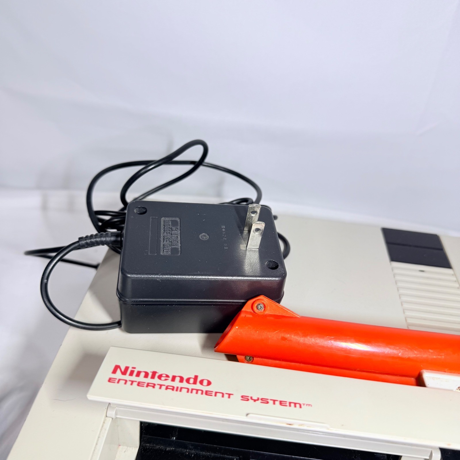 Nintendo Entertainment System NES Console Bundle with 2 Controllers Zapper READ