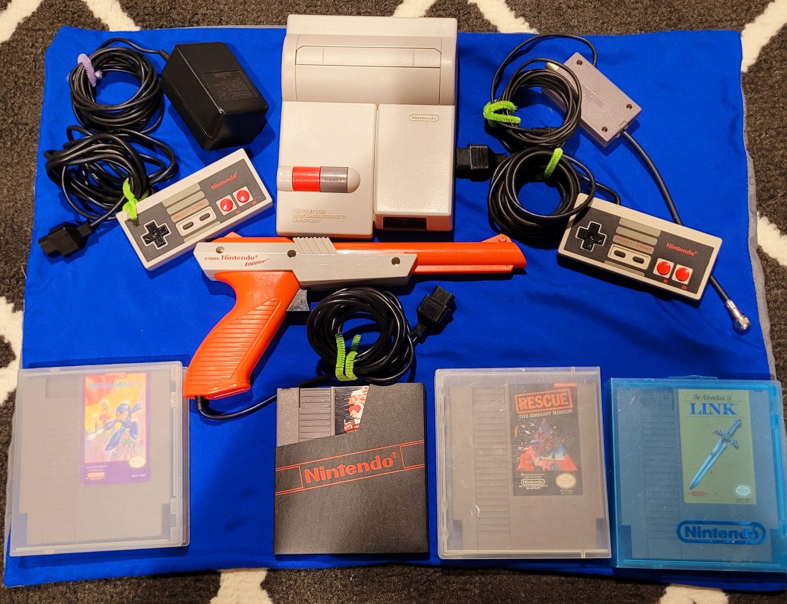 Nintendo Nes Top Loader Console Bundle 4 Games Two Controllers & One Zapper Gun