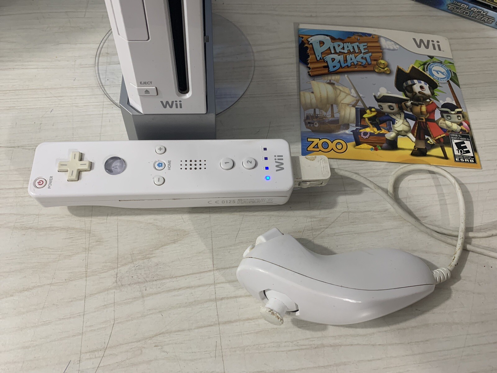 Nintendo RVL-100 Wii Bundle with 35 Games 1 controller 1 Nunchuk Stand Cables