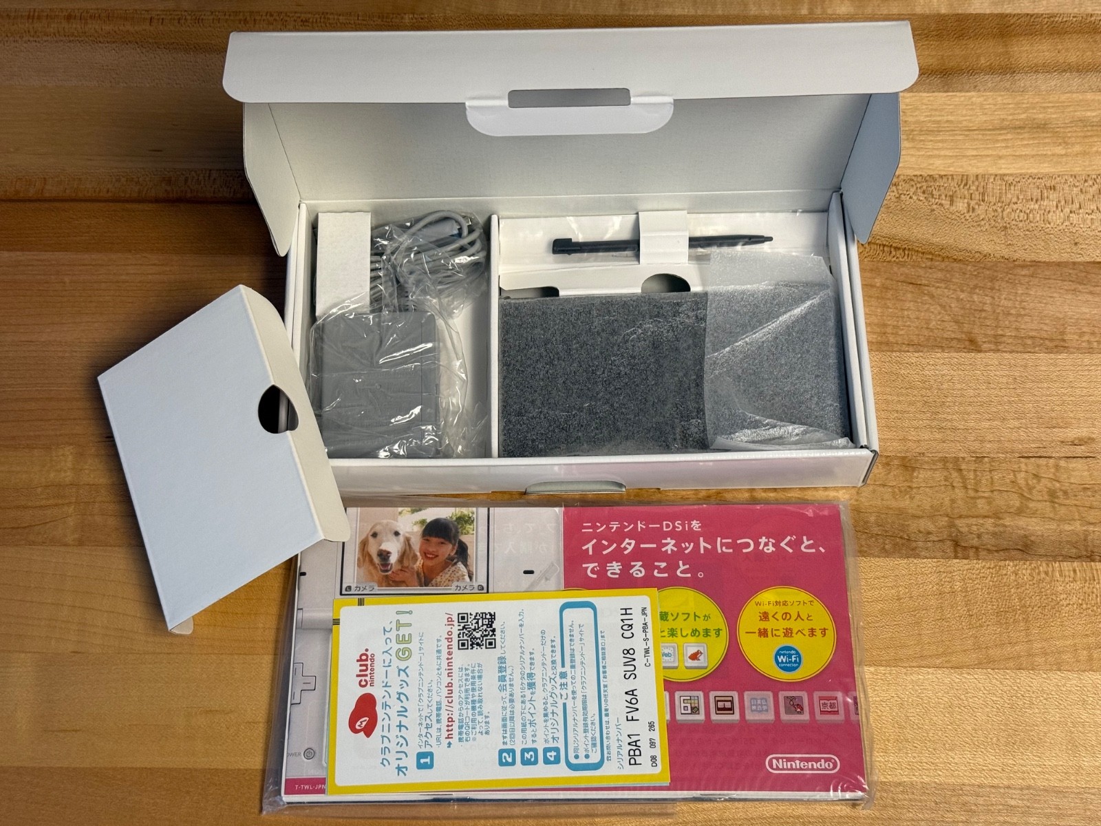 Nintendo DSi (Japan) Reshiramu & Zekrom (Pokemon Black) – COMPLETE w/SEALED GAME