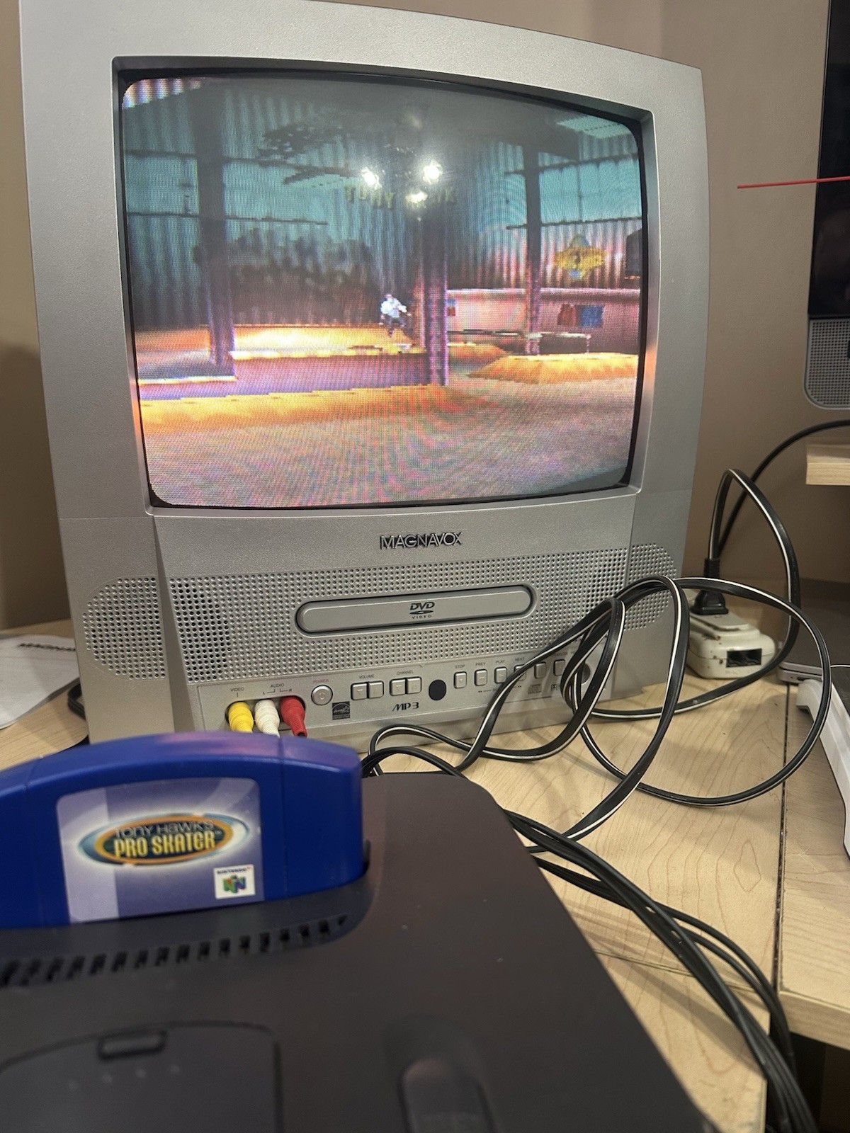 n64 console bundle, 1 controller ,5 games, all cables included tested works