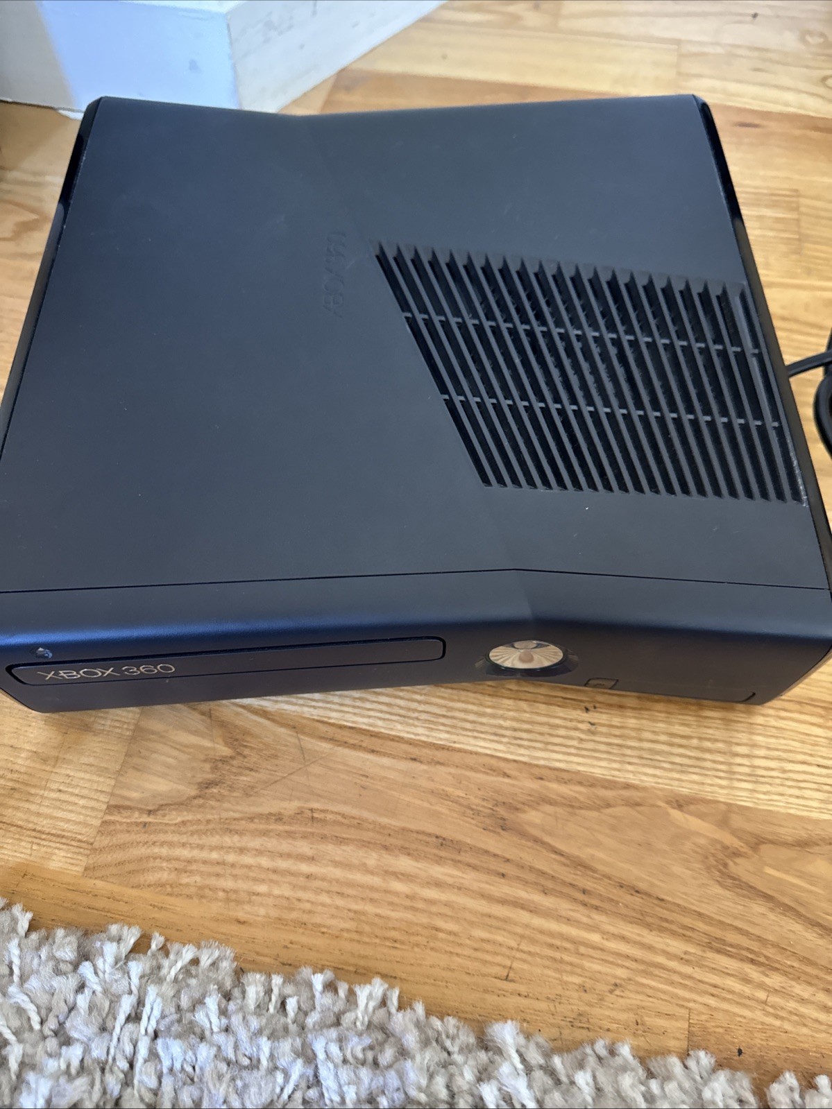 XBOX 360 S 250GB 1439 Model w/ Cables, Power Cord And Halo 4 Game