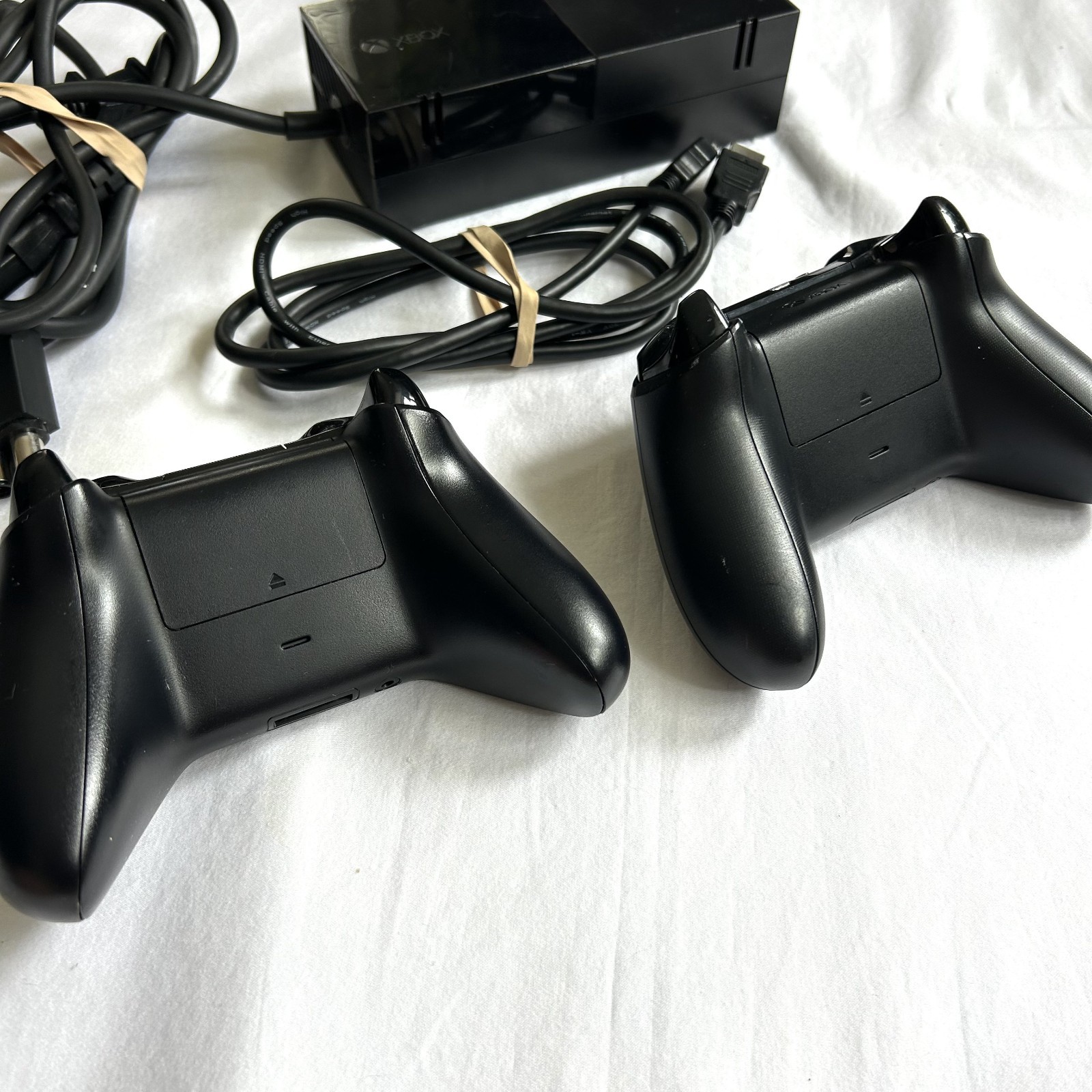 Microsoft Xbox One Bundle 500G Console, HDMI, 2 Controllers, 2 Games Working