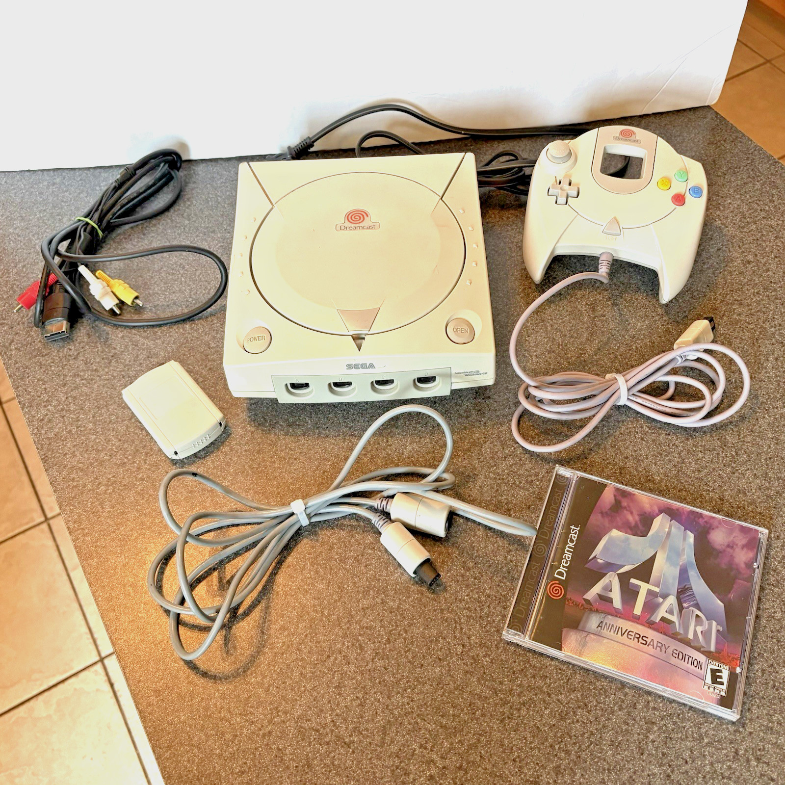 Sega Dreamcast HKT-3020 WHITE 2000 NTSC-U Video Game Console Bundle