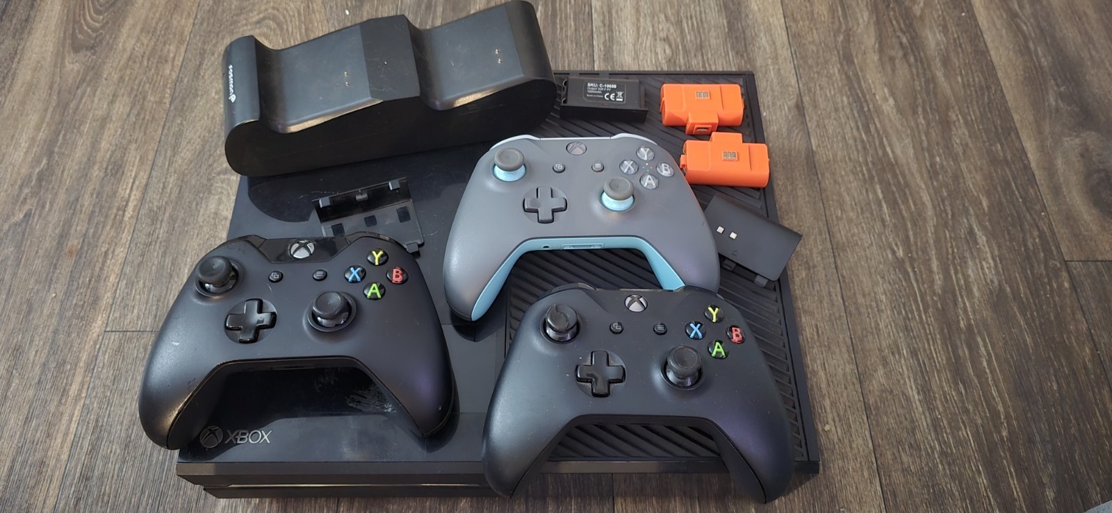 Microsoft Xbox One Console Black Gray Blue Wi-Fi 3 Controllers Charging Dock