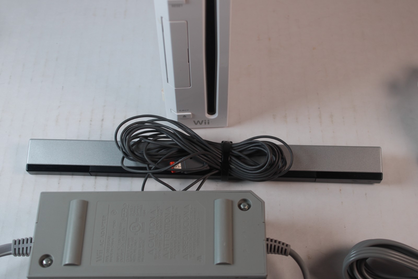 Nintendo Wii White Console RVL-001 W/ 1 OEM controller/chuk, Wheel, 2 games