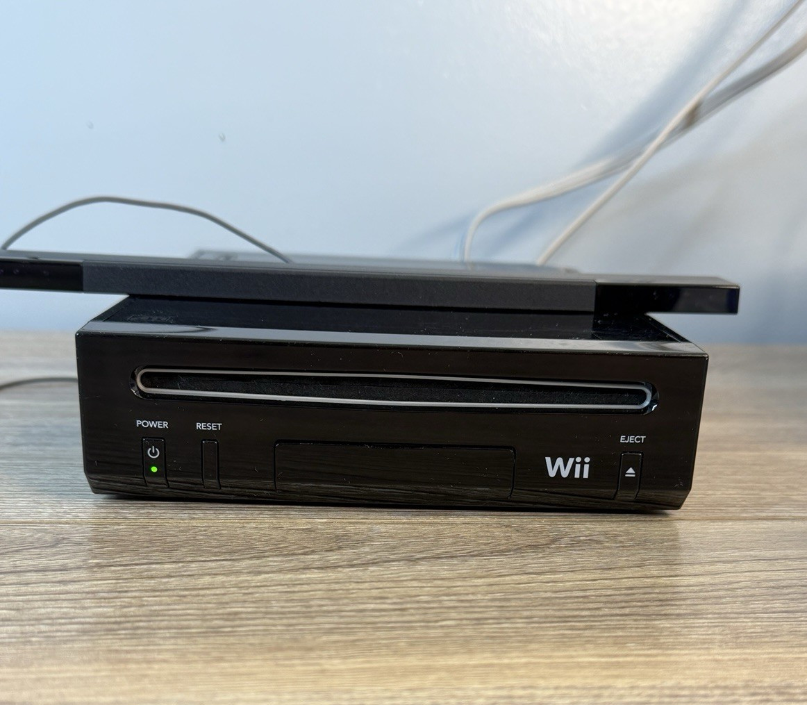 Nintendo Wii RVL-101 512 MB Home Console – Black 2006 Bundle