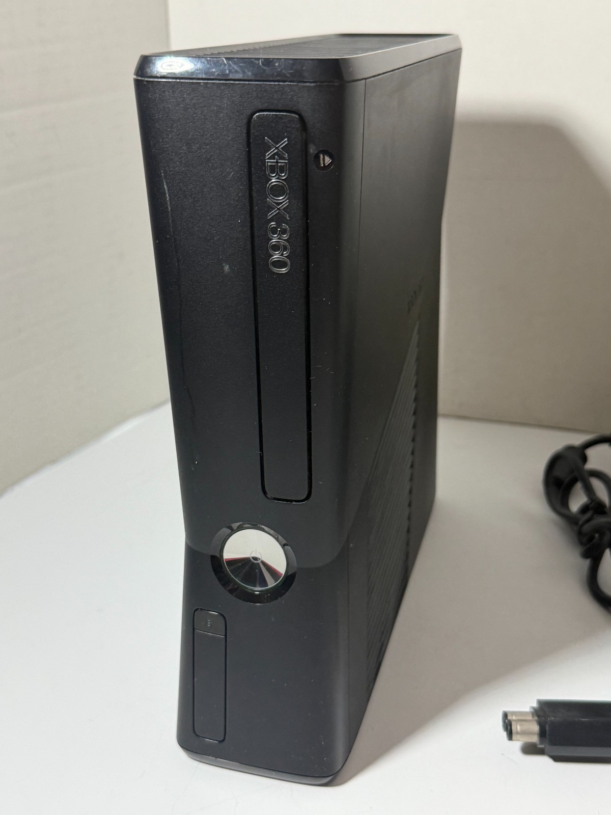Microsoft Xbox 360 S Slim 4GB 1439 Console Bundle Controller, Cords and Game