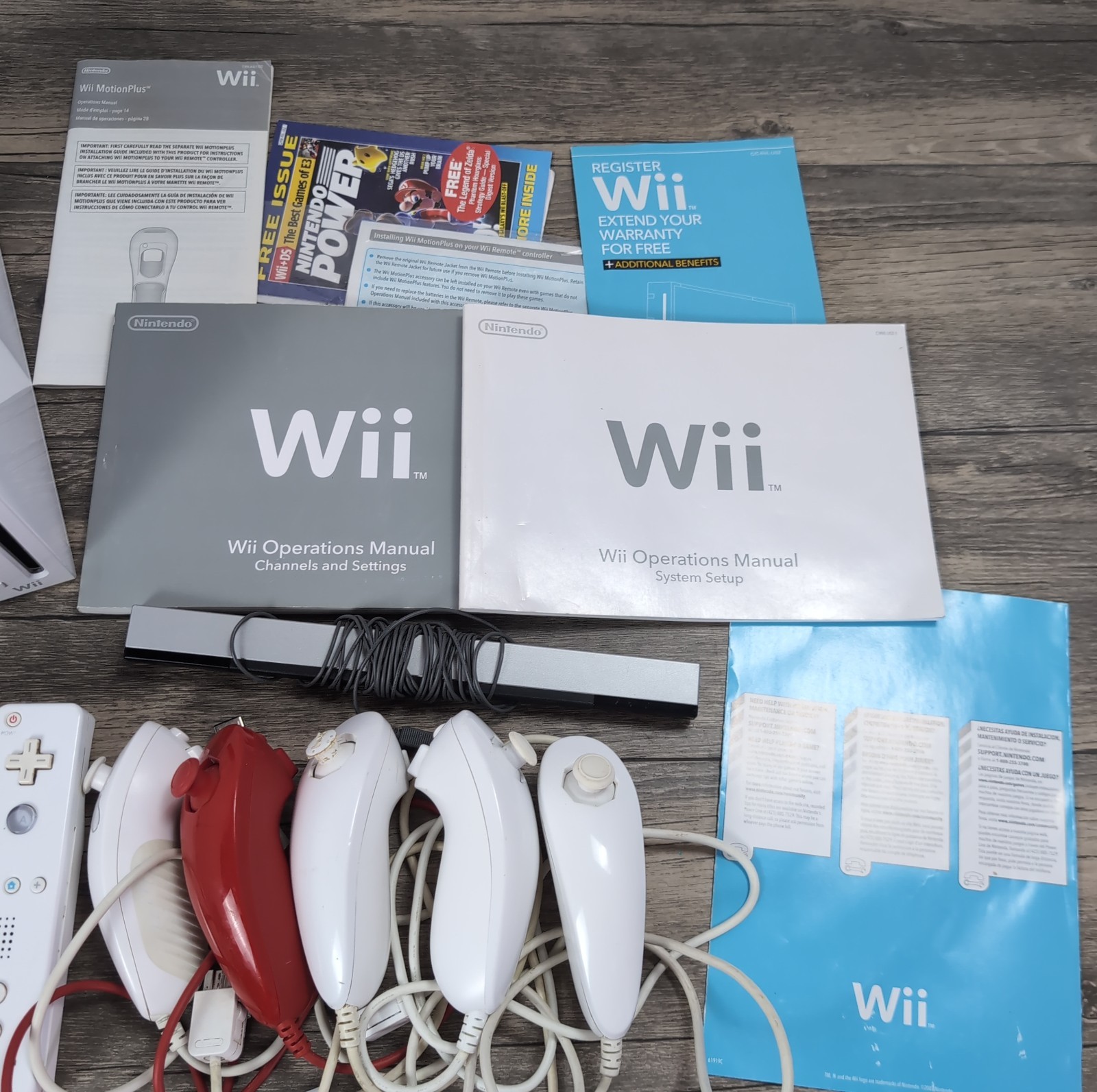 Nintendo Wii Console Bundle White RVL-001 USA Controllers And Manuals OEM Lot
