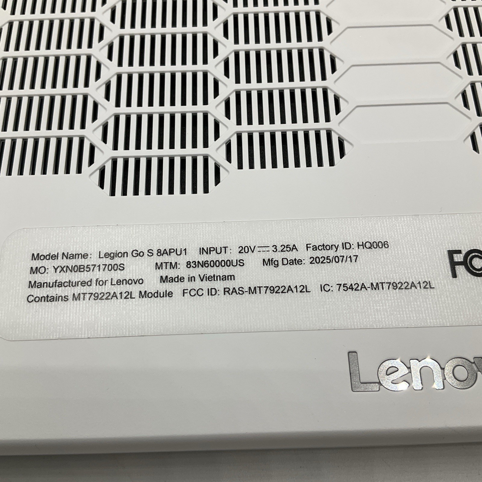Lenovo Legion Go S Console AMD Ryzen Z1 Extreme 32GB Ram 1 TB Glacier White Case
