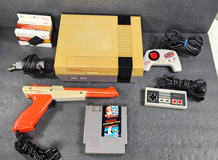 VINTAGE 1985 NINTENDO NES-001 CONTROL DECK BUNDLE MARIO GAME 2 CONTROLLERS GUN