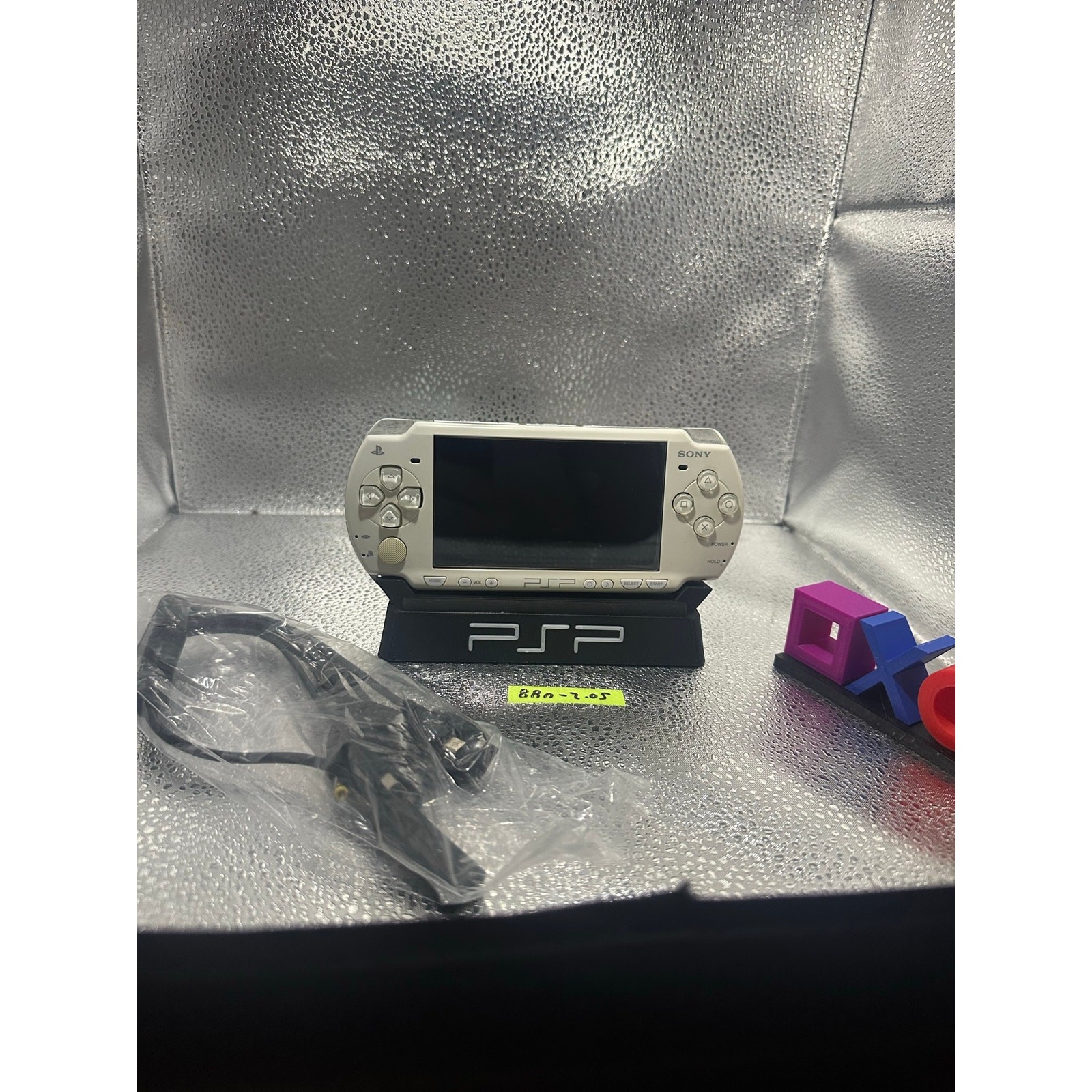 White psp 2000 w/usb charger & new battery