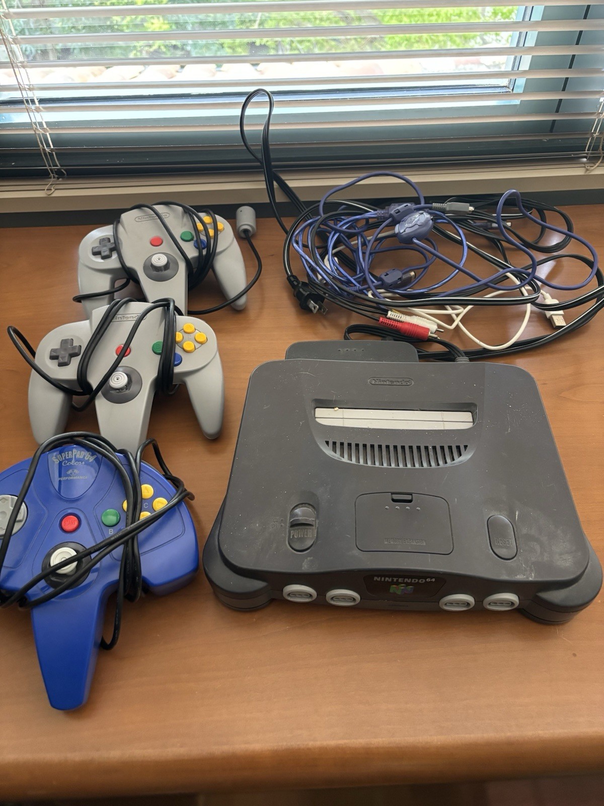 Nintendo 64 w Three Controllers!