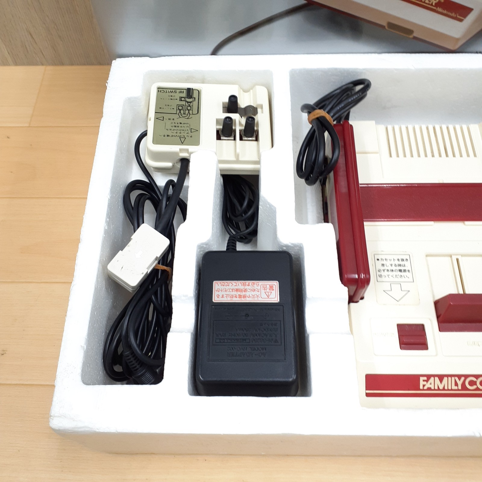Nintendo Famicom NES Japan console boxws with Super Mario Bros CIB HVC-001 1983