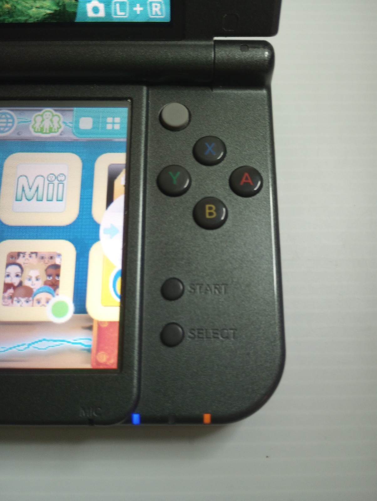 Nintendo New 3DS XL Handheld Gaming System Black Gray Good Shape w/ Charger