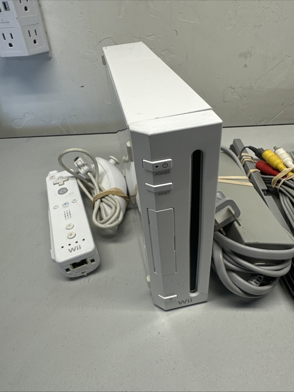 White Nintendo Wii Console System Bundle w/ Controller + 5 FREE GAMES Tested