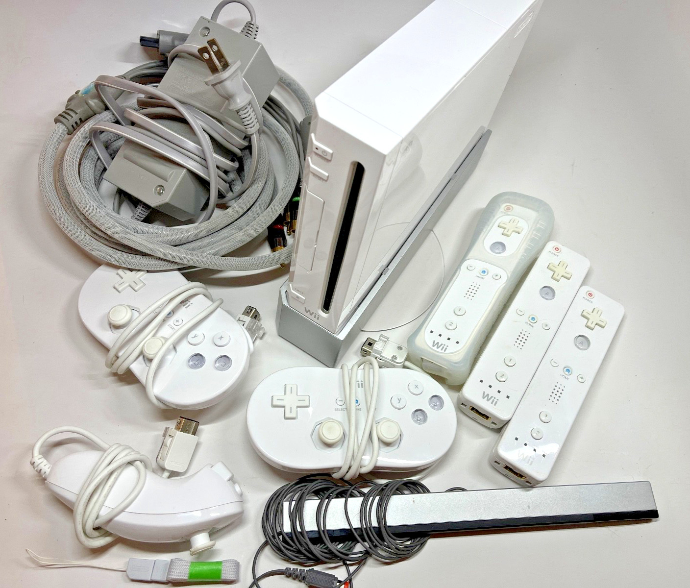 Nintendo Wii RVL-001 GameCube Compatible Bundle 3 Remotes Classic Nunchuk