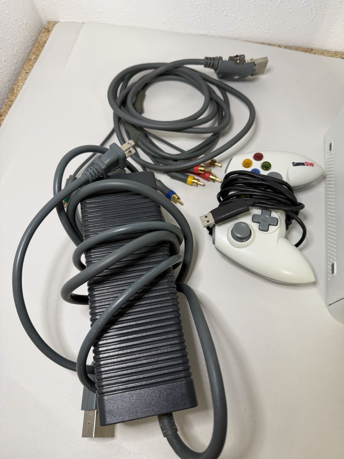 Microsoft Xbox 360 White Console NTSC-U/C 1080p HDMI w/ controller Parts Only