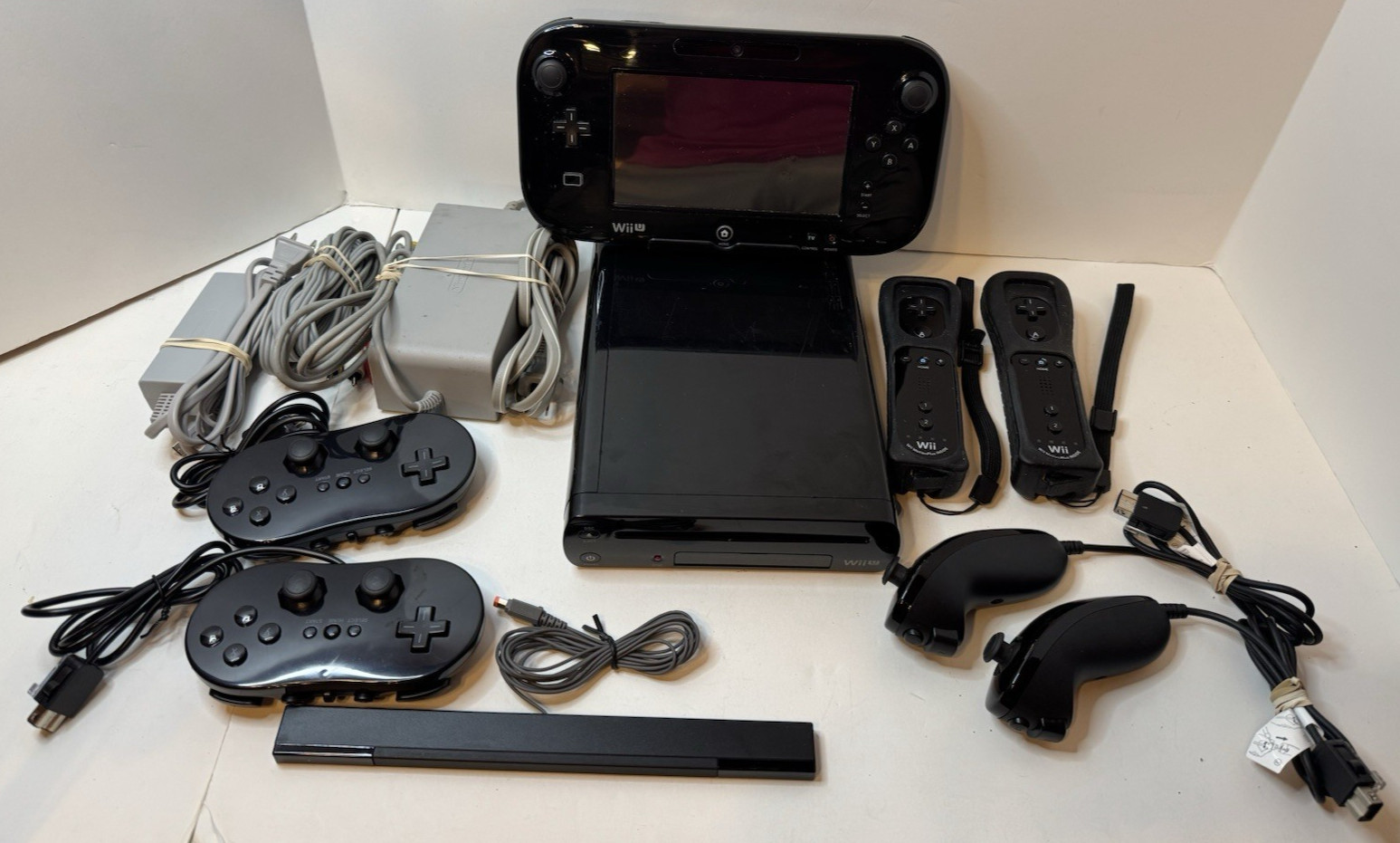 Nintendo Wii U Gaming System 32GB Console, Gamepad, Controllers, Complete Black