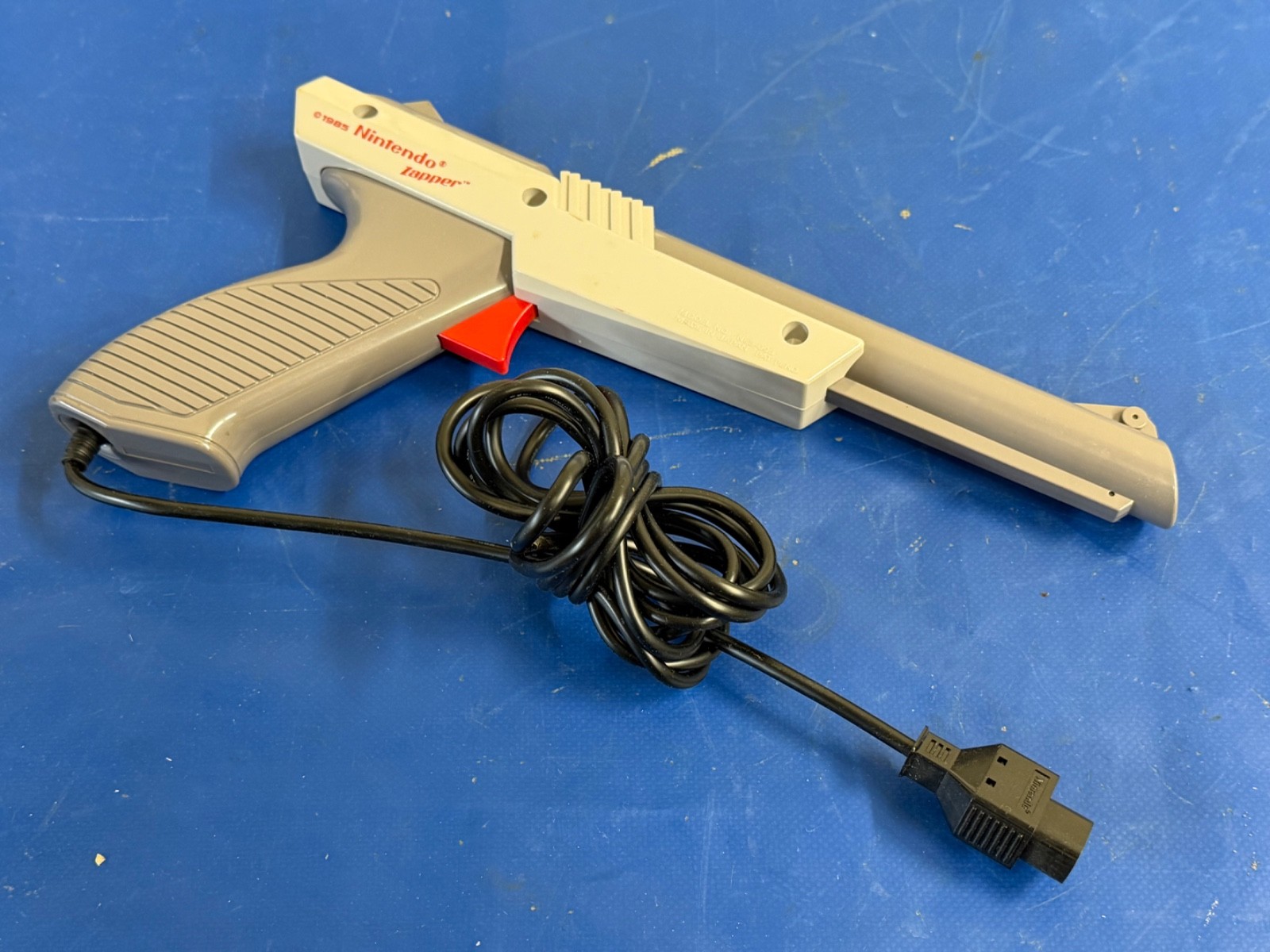 Vintage 1985 Nintendo NES-001 Console 2 Controllers Zapper Gun Games & MORE