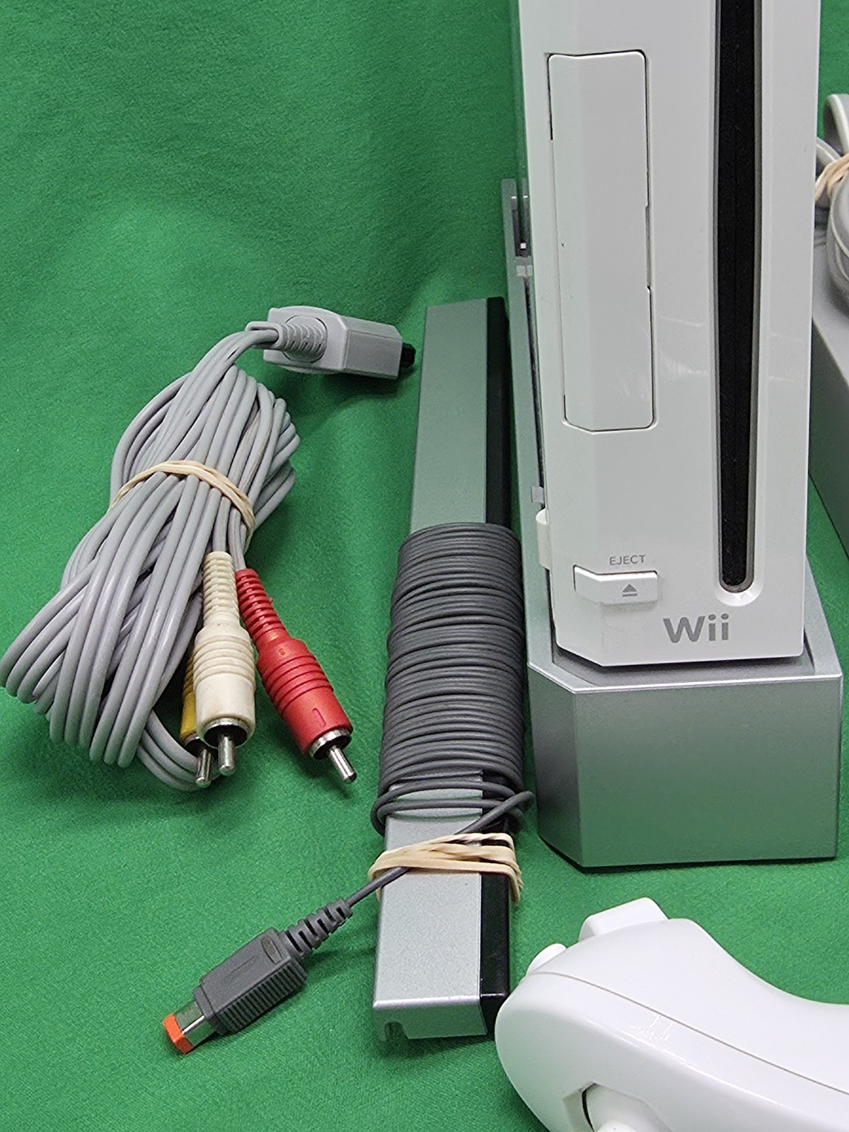 Nintendo Wii Video Gaming Console System RVL-001 White With Cables SD Controller