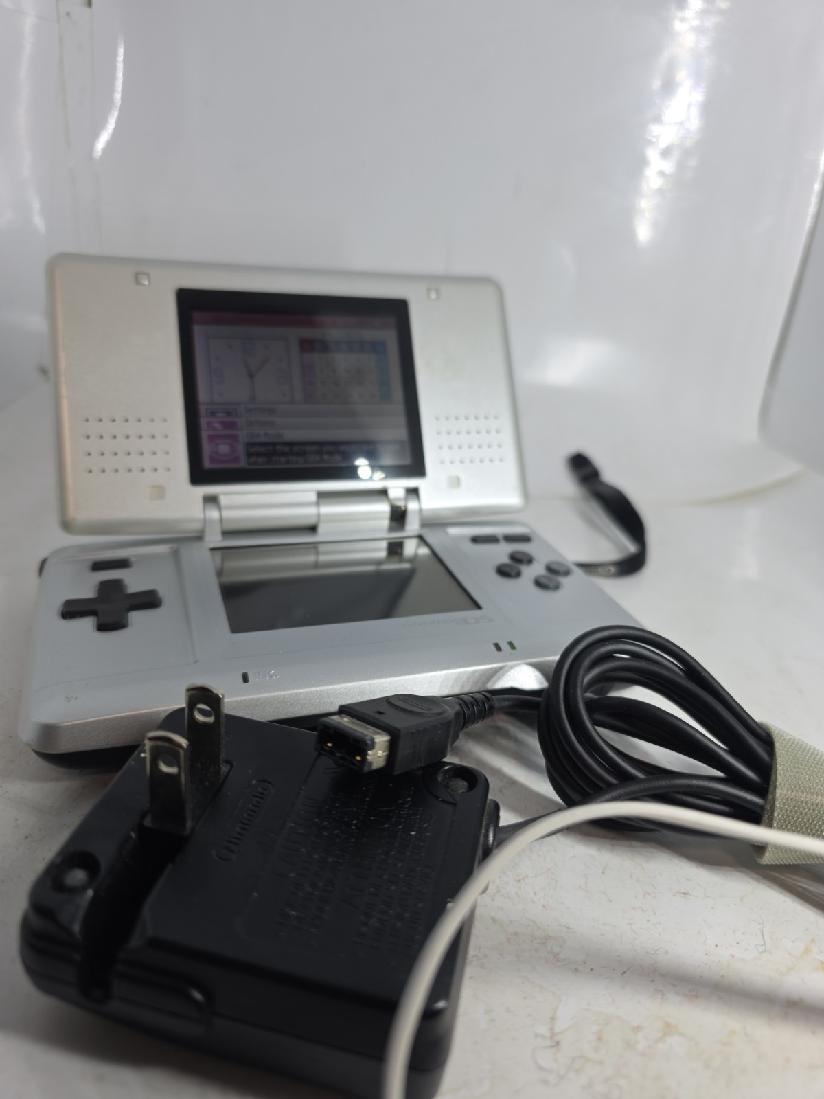 Nintendo DS OG FAT Console – tested and working with charger / broken hinge