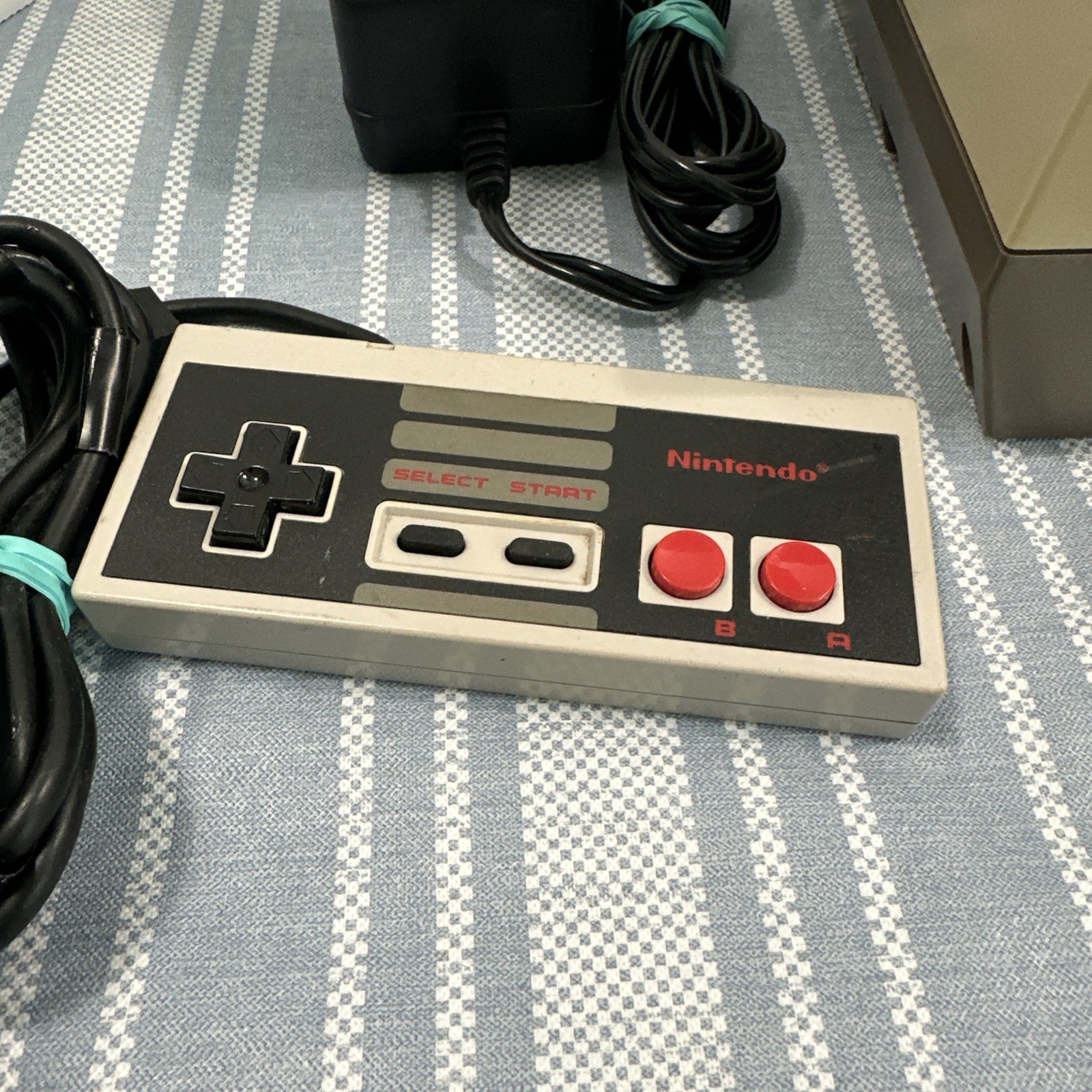 Nintendo Console NES-001 + 1 OEM Controller 3rd Party Power and RF Switch + Game