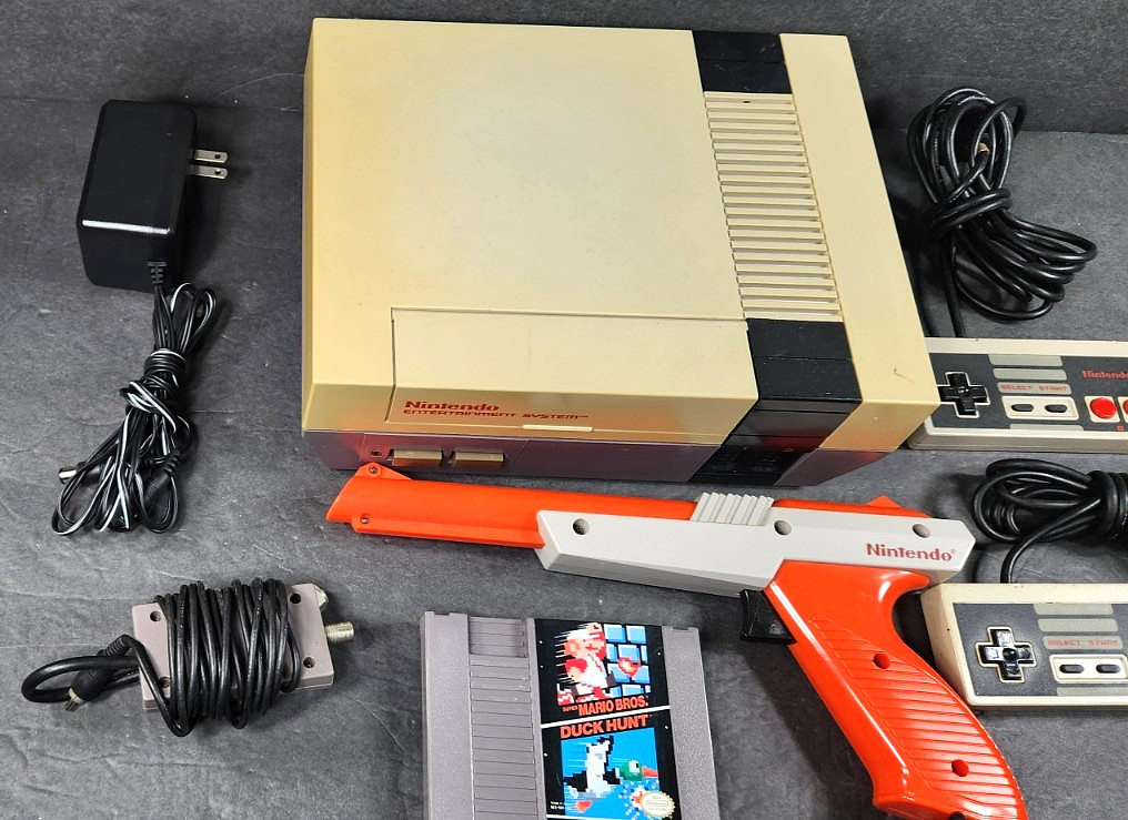 VINTAGE 1985 NINTENDO NES-001 CONTROL DECK BUNDLE MARIO GAME 2 CONTROLLERS GUN