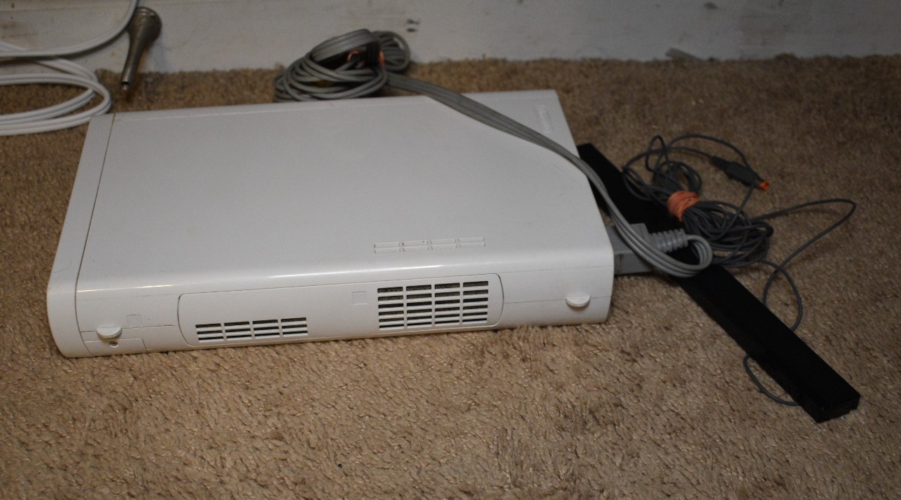 Nintendo Wii U WUP-001(02) 8GB White Console System Bundle Not Tested As-Is