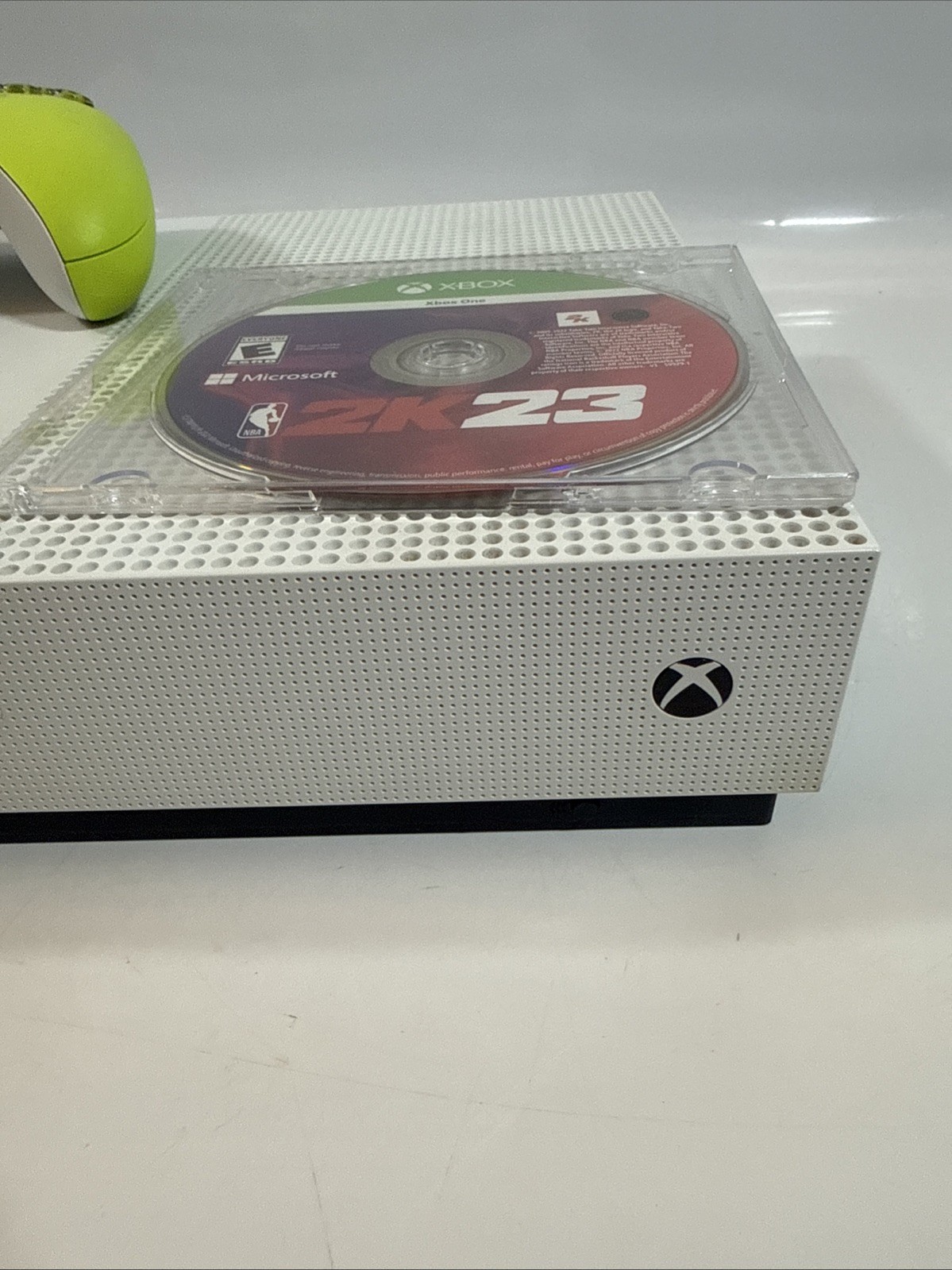Microsoft Xbox One S Console 500GB 1681 + Controller + Cables