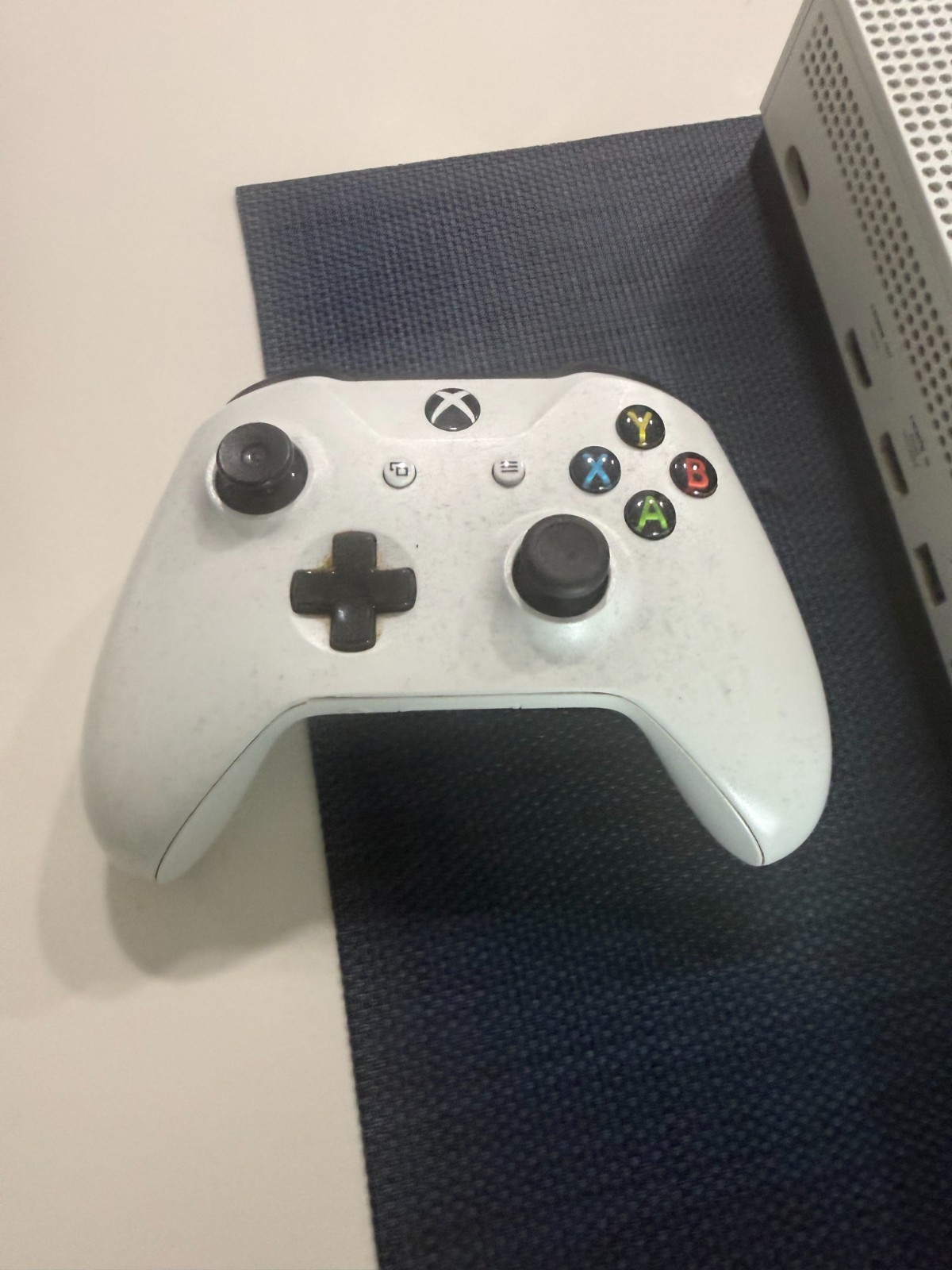 Xbox One S 1TB Console – White (XBS1TB) with Controller and Disk Drive