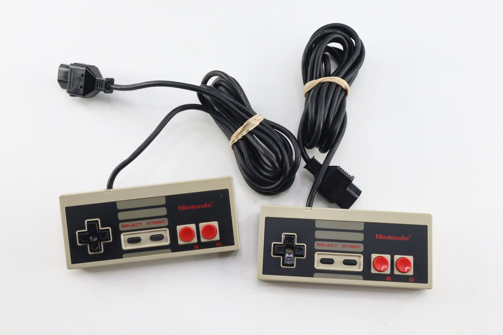 RetroUSB AVS Model RET-AVS W/ Power Cable, 2 OEM NES Controllers & 8 Game Lot