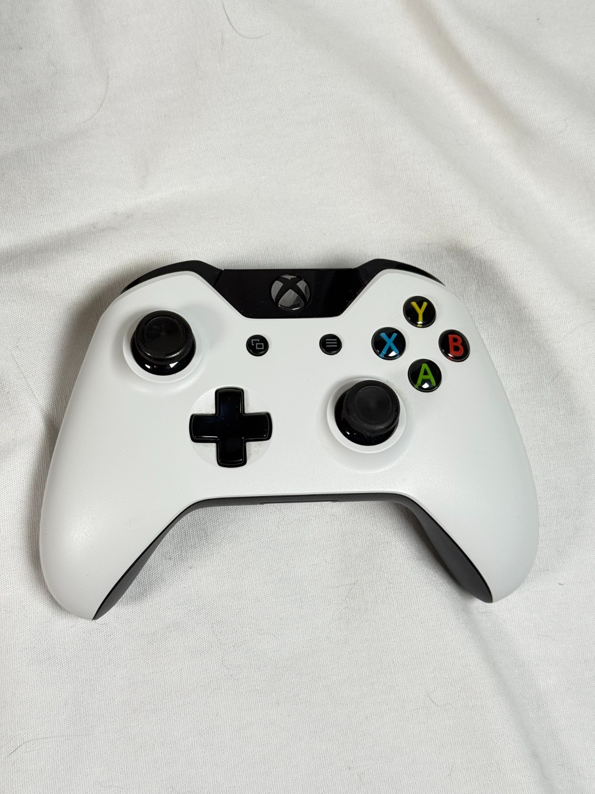 Microsoft Xbox One 1540 500GB Gaming Console & Controller White Used