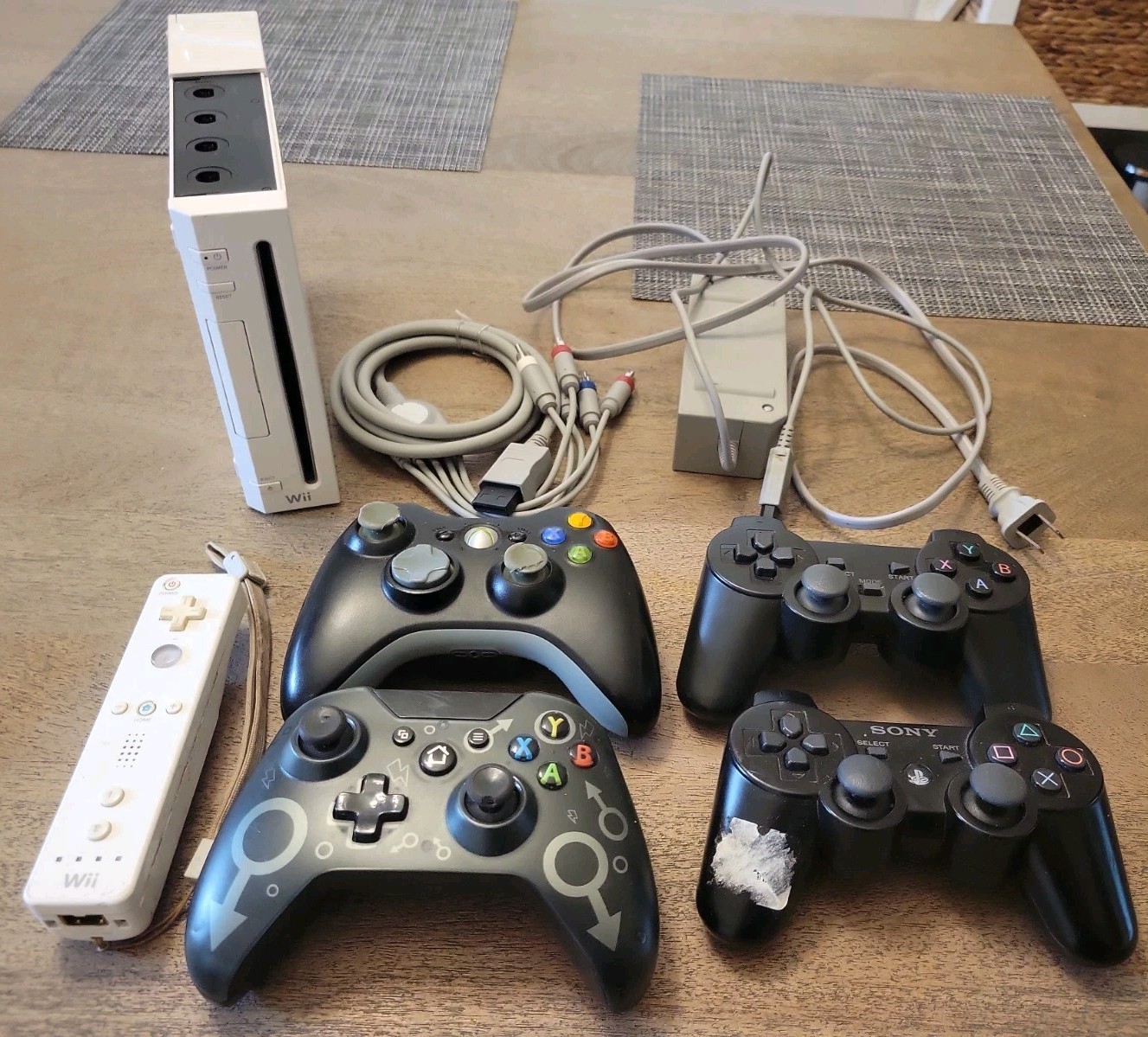 Lot Nintendo Wii RVL-001 (USA) Console, Cords And Misc Controllers Parts Repair